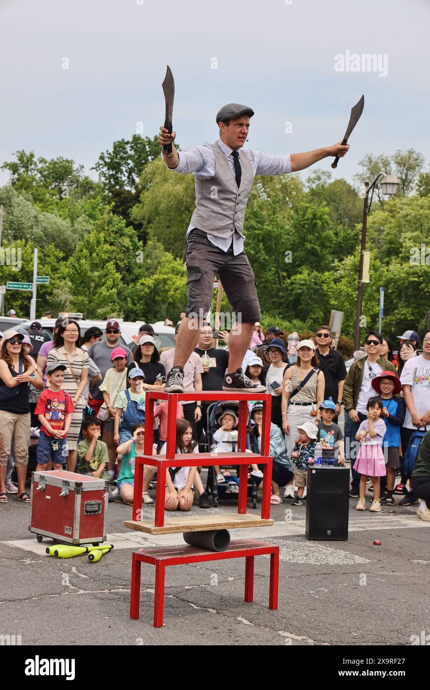 Unionville, Canada. 01 juin 2024. Un artiste de rue jongle avec des couteaux tout en s'équilibrant alors qu'il divertit une foule à Unionville, Ontario, Canada, le 1er juin 2024. (Photo de Creative Touch Imaging Ltd./NurPhoto) crédit : NurPhoto SRL/Alamy Live News Banque D'Images