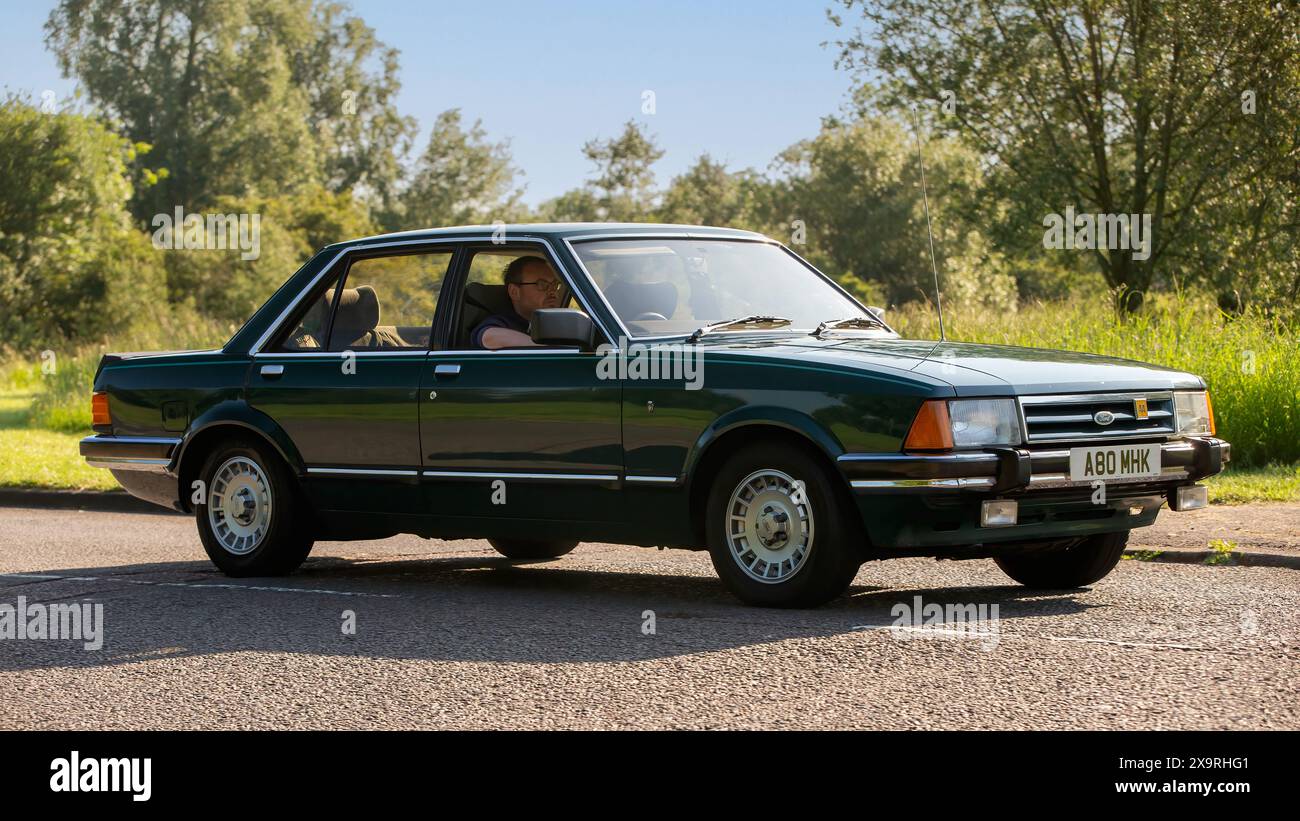 Stony Stratford, Royaume-Uni - 2 juin 2024 : 1983 Ford Granada ghia voiture conduite sur une route de campagne britannique Banque D'Images