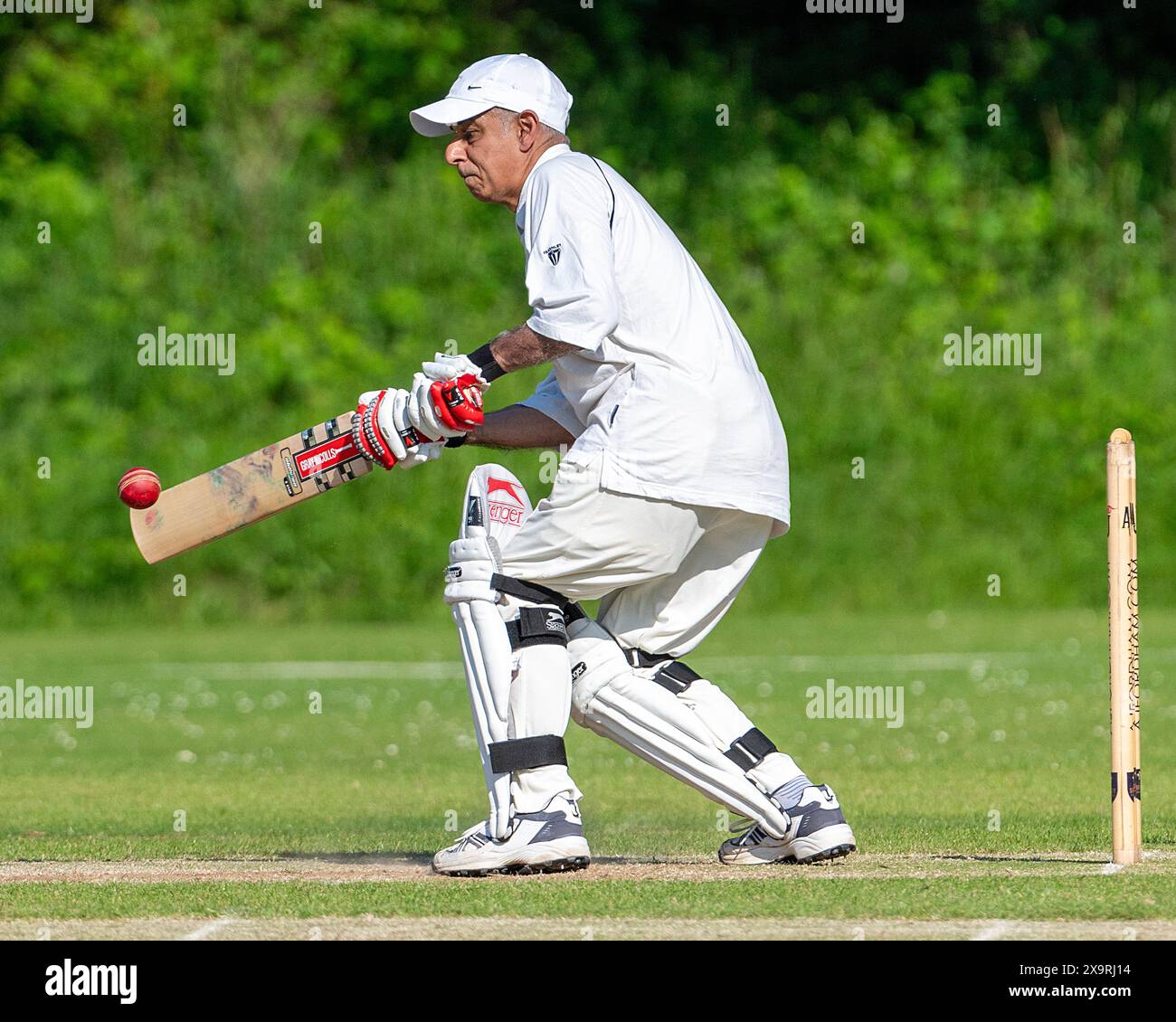 Londres, Royaume-Uni 2 juin 2024. Sadiq Kahn dans un match de cricket caritatif. Streatham et le Marlborough Cricket Club organisent un match de cricket de célébrités All-Star pour aider à recueillir des fonds pour leur projet de Pavillon sur leur terrain à Dulwich Common. Stephen Fry et Jim carter sont les arbitres du match et parmi les joueurs célèbres se trouvent Freddie Fox, Andy Zaltzman Wayne Gordon et Jenny Pacey. Crédit : MartinJPalmer/Alamy Live News Banque D'Images