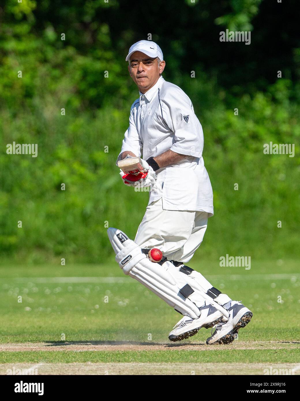 Londres, Royaume-Uni 2 juin 2024. Sadiq Kahn dans un match de cricket caritatif. Streatham et le Marlborough Cricket Club organisent un match de cricket de célébrités All-Star pour aider à recueillir des fonds pour leur projet de Pavillon sur leur terrain à Dulwich Common. Stephen Fry et Jim carter sont les arbitres du match et parmi les joueurs célèbres se trouvent Freddie Fox, Andy Zaltzman Wayne Gordon et Jenny Pacey. Crédit : MartinJPalmer/Alamy Live News Banque D'Images