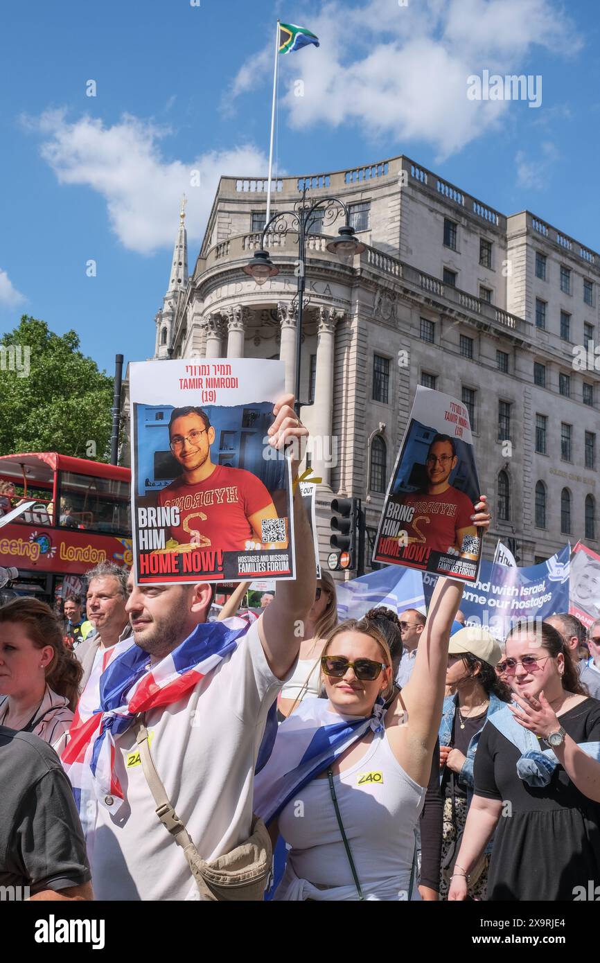 Londres, Royaume-Uni, 2 juin 2024. Des milliers de personnes portant des pancartes et portant des rubans jaunes ont marché de Lincolns Inn Fields à Whitehall pour demander la libération des otages restants enlevés d'Israël et détenus à Gaza. Crédit : onzième heure photographie/Alamy Live News Banque D'Images