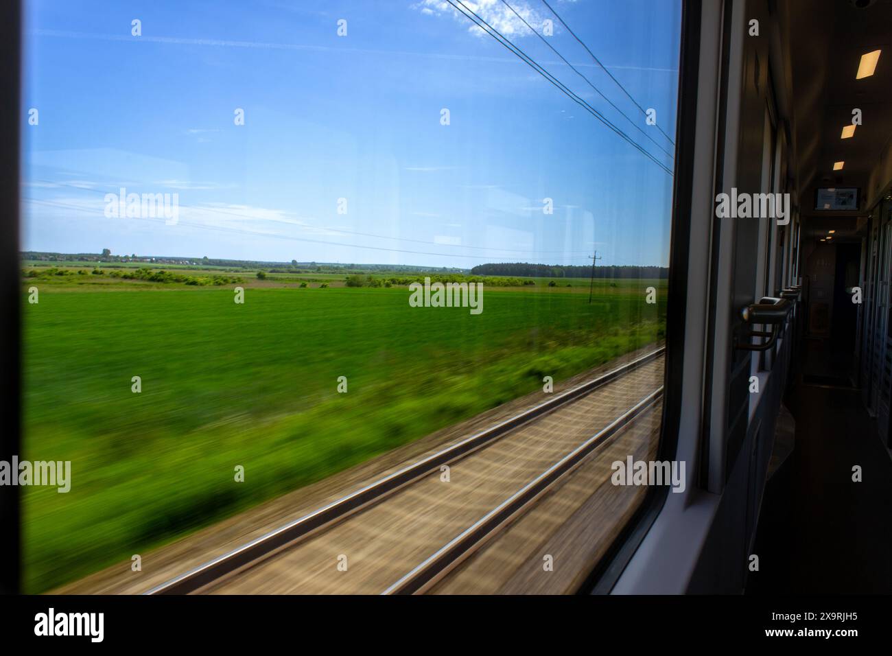 vue de la fenêtre d'un train en mouvement , chariot en mouvement, concept de voyage, image en mouvement Banque D'Images