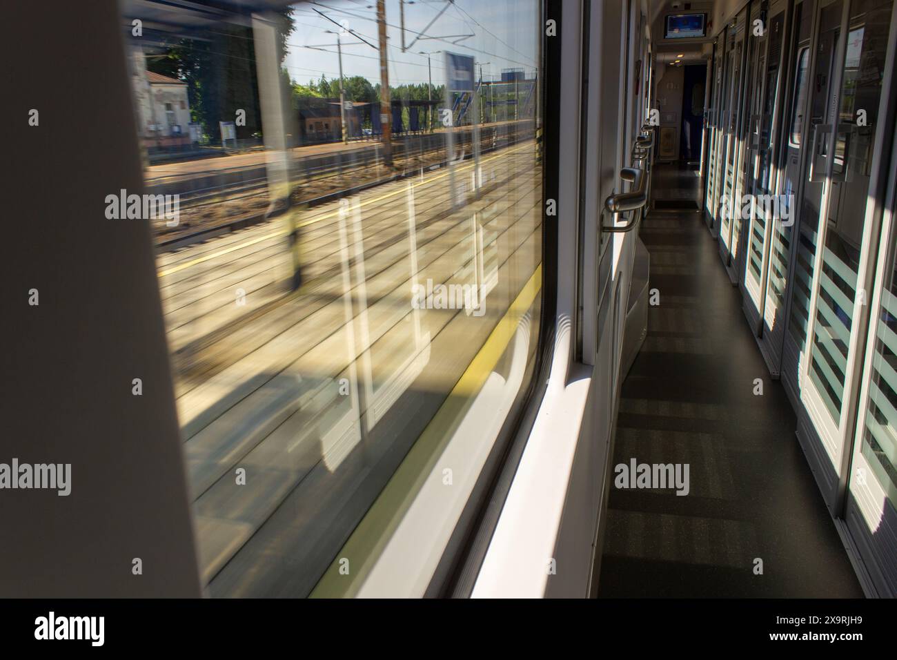 vue de la fenêtre d'un train en mouvement , chariot en mouvement, concept de voyage, image en mouvement Banque D'Images