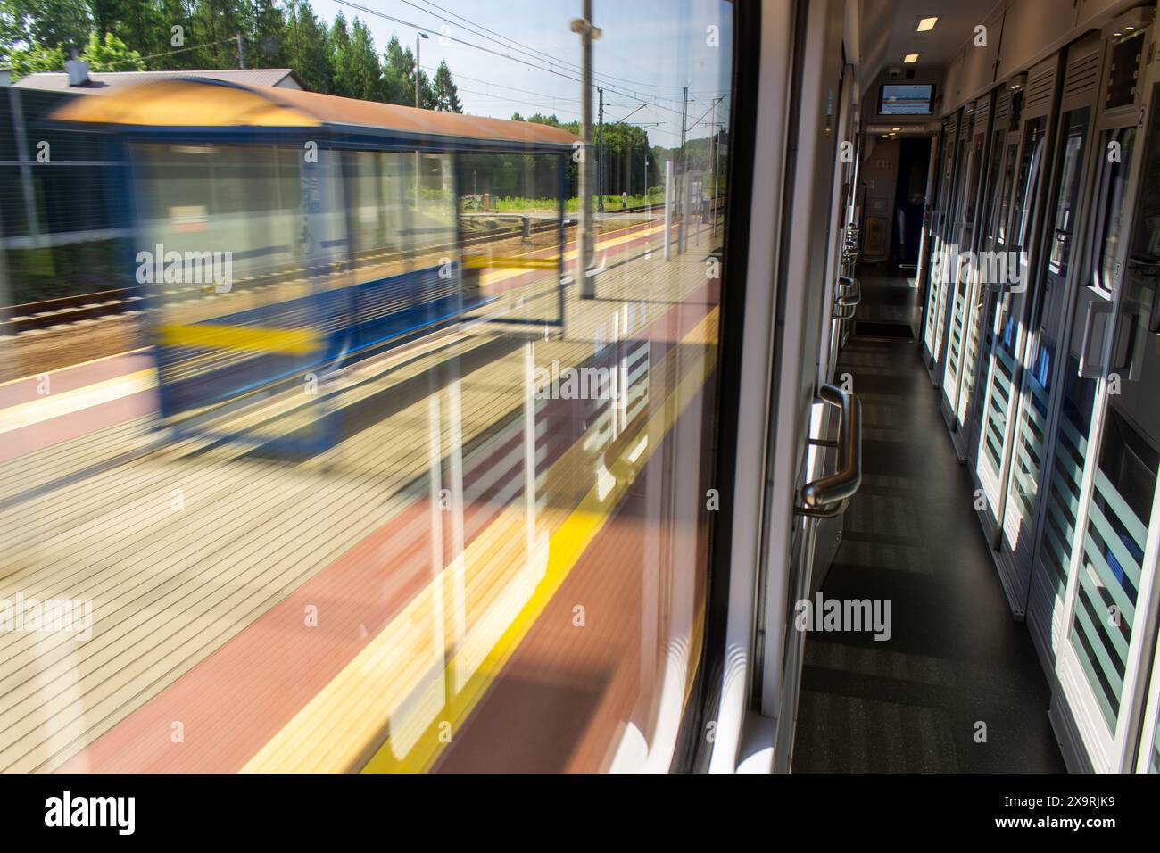 vue de la fenêtre d'un train en mouvement , chariot en mouvement, concept de voyage, image en mouvement Banque D'Images