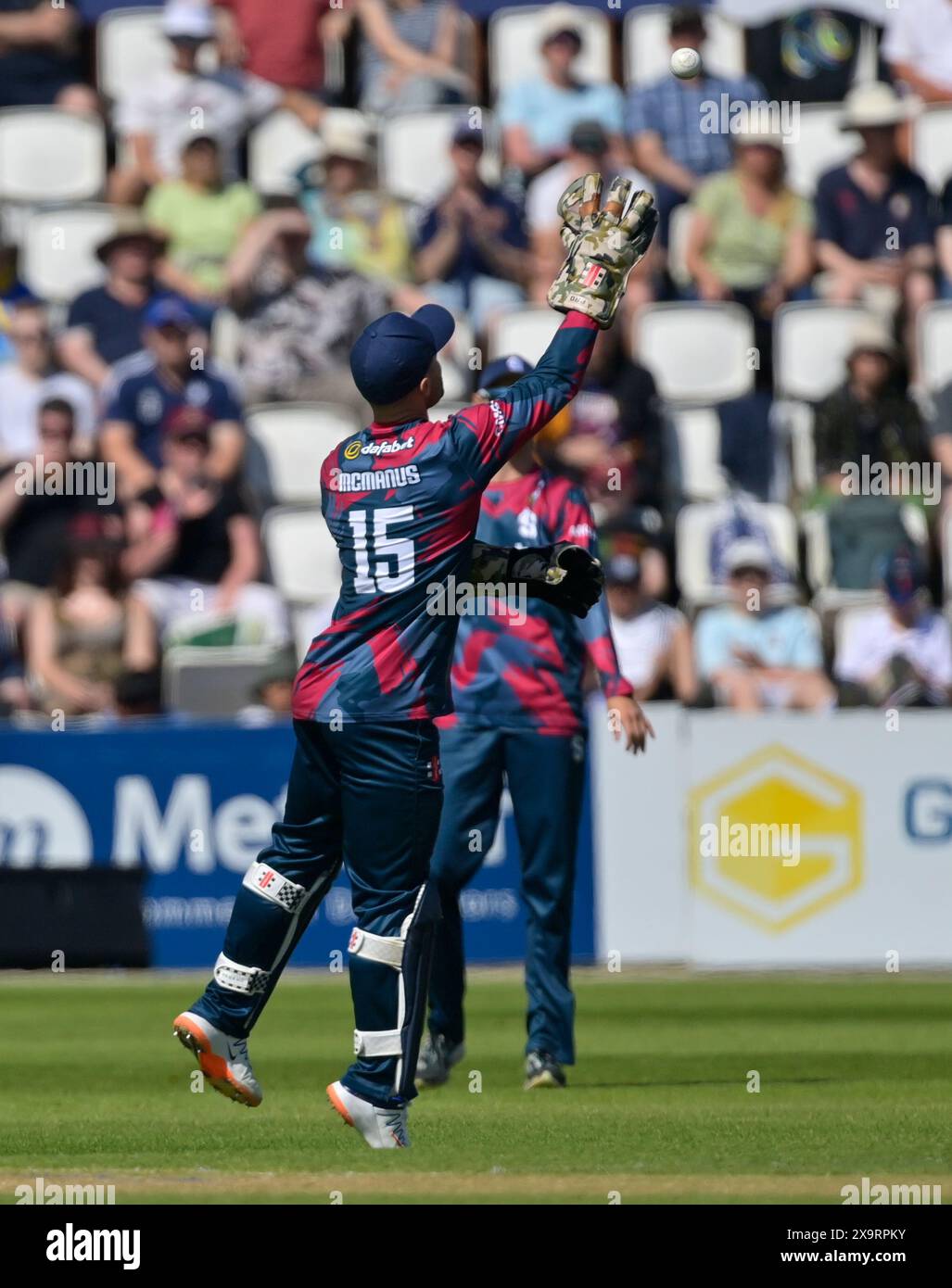 NORTHAMPTON, ROYAUME-UNI. 2 juin 2024. Lewis McManus du Northamptonshire avec les yeux sur le ballon lors du match T20 Vitality Blast entre Northamptonshire Steelbacks vs Yorkshire Vikings au County Ground de Northampton, Angleterre crédit : PATRICK ANTHONISZ/Alamy Live News Banque D'Images