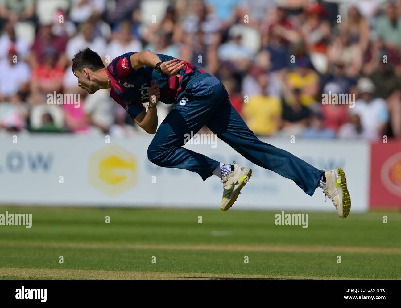 NORTHAMPTON, ROYAUME-UNI. 2 juin 2024. George Scrimshaw joue pour le Northamptonshire lors du T20 Vitality Blast match entre Northamptonshire Steelbacks vs Yorkshire Vikings au County Ground de Northampton, Angleterre crédit : PATRICK ANTHONISZ/Alamy Live News Banque D'Images