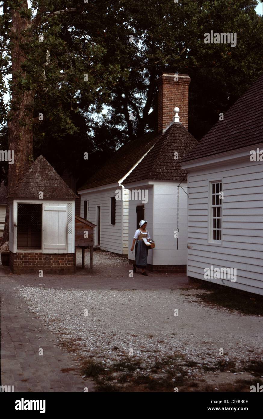 Williamsburg, Virginie. ÉTATS-UNIS 9/1988. Musée vivant du 18ème siècle de l'Amérique de 301 acres pour les jeunes et les moins jeunes. Docents offrent aux visiteurs l'histoire verbale historique du XVIIIe siècle colonial des maisons vintage / répliques de Virginie, des magasins, de l'artisanat, des auberges, des tavernes, et la vie quotidienne de l'Amérique coloniale. Musique de terrain du régiment de garnison de l'État de Virginie. Affectueusement connu sous le nom de Fife et batterie de Colonial Williamsburg. Les membres portent des vêtements authentiques pour les saisons pour accueillir les visiteurs de jour comme de nuit. Les docents sont un personnage historique vivant. Banque D'Images