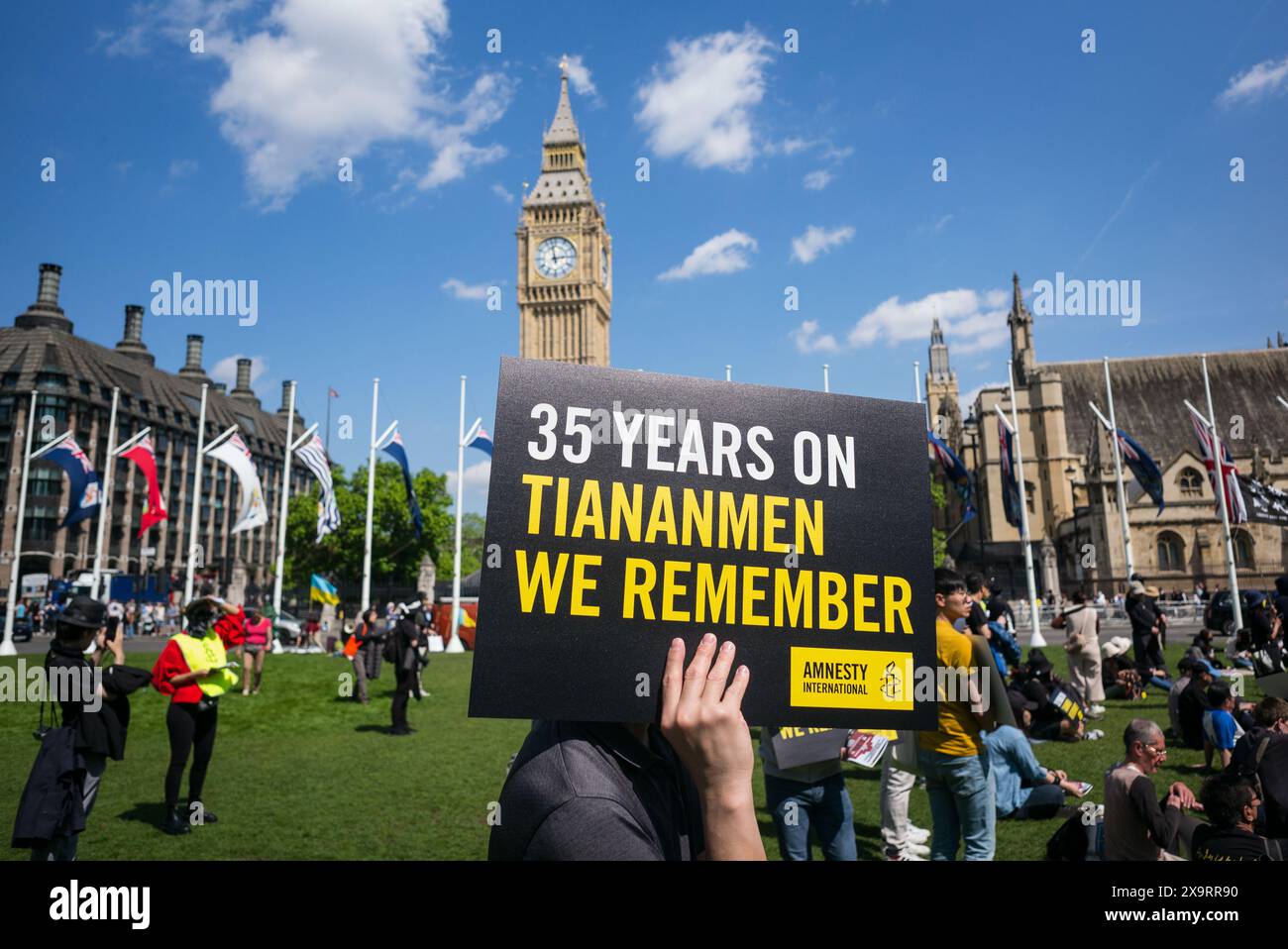 Londres, Royaume-Uni, 2 juin 2024. Une grande manifestation a eu lieu à Parliament Square, à Londres, pour marquer le 35e anniversaire du massacre de Tiananmen Square. L'événement a été soutenu par Amensty International, China Deviants, HK Labour Rights Monitor et a mis en lumière la répression chinoise en Chine, Hong Kong et l'agression contre Taiwan. (Tennessee Jones - Alamy Live News) Banque D'Images Londres, Royaume-Uni, 2 juin 2024. Une grande manifestation a eu lieu à Parliament Square, à Londres, pour marquer le 35e anniversaire du massacre de Tiananmen Square. L'événement a été soutenu par Amensty International, China Deviants, HK Labour Rights Monitor et a mis en lumière la répression chinoise en Chine, Hong Kong et l'agression contre Taiwan. (Tennessee Jones - Alamy Live News) Banque D'Images