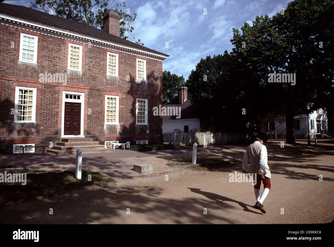 Williamsburg, Virginie. ÉTATS-UNIS 9/1988. Musée vivant du 18ème siècle de l'Amérique de 301 acres pour les jeunes et les moins jeunes. Docents offrent aux visiteurs l'histoire verbale historique du XVIIIe siècle colonial des maisons vintage / répliques de Virginie, des magasins, de l'artisanat, des auberges, des tavernes, et la vie quotidienne de l'Amérique coloniale. Musique de terrain du régiment de garnison de l'État de Virginie. Affectueusement connu sous le nom de Fife et batterie de Colonial Williamsburg. Les membres portent des vêtements authentiques pour les saisons pour accueillir les visiteurs de jour comme de nuit. Les docents sont un personnage historique vivant. Banque D'Images