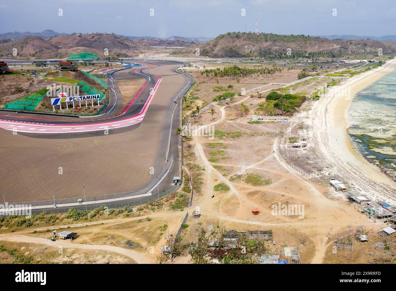 Vue aérienne du circuit international Lombok Mandalika utilisé pour les sports mécaniques Banque D'Images