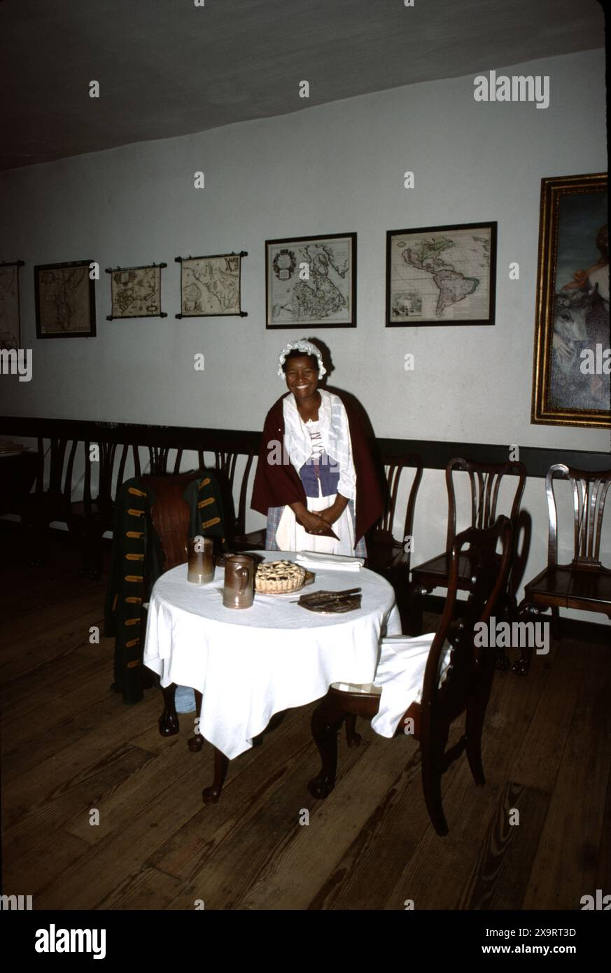 Williamsburg, Virginie. ÉTATS-UNIS 9/1988. Musée vivant du 18ème siècle de l'Amérique de 301 acres pour les jeunes et les moins jeunes. Docents offrent aux visiteurs l'histoire verbale historique du XVIIIe siècle colonial des maisons vintage / répliques de Virginie, des magasins, de l'artisanat, des auberges, des tavernes, et la vie quotidienne de l'Amérique coloniale. Musique de terrain du régiment de garnison de l'État de Virginie. Affectueusement connu sous le nom de Fife et batterie de Colonial Williamsburg. Les membres portent des vêtements authentiques pour les saisons pour accueillir les visiteurs de jour comme de nuit. Les docents sont un personnage historique vivant. Banque D'Images