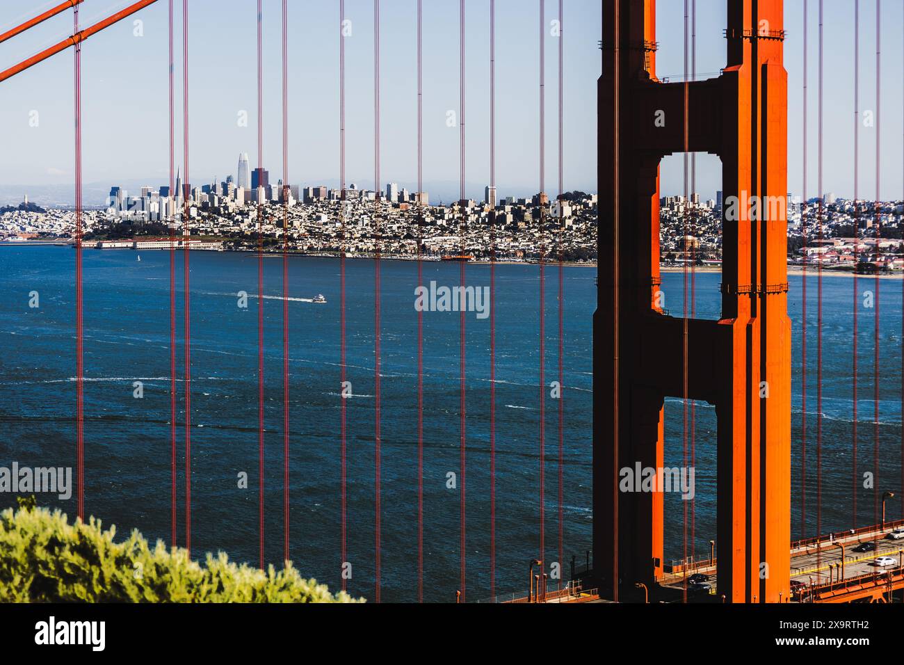 Vue rapprochée du Golden Gate Bridge avec baie et paysage urbain à San Francisco, CA. Banque D'Images