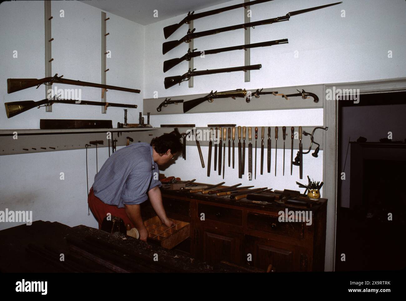 Williamsburg, Virginie. ÉTATS-UNIS 9/1988. Musée vivant du 18ème siècle de l'Amérique de 301 acres pour les jeunes et les moins jeunes. Docents offrent aux visiteurs l'histoire verbale historique du XVIIIe siècle colonial des maisons vintage / répliques de Virginie, des magasins, de l'artisanat, des auberges, des tavernes, et la vie quotidienne de l'Amérique coloniale. Musique de terrain du régiment de garnison de l'État de Virginie. Affectueusement connu sous le nom de Fife et batterie de Colonial Williamsburg. Les membres portent des vêtements authentiques pour les saisons pour accueillir les visiteurs de jour comme de nuit. Les docents sont un personnage historique vivant. Banque D'Images
