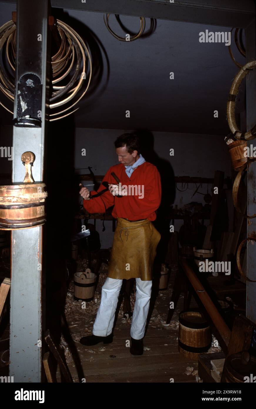 Williamsburg, Virginie. ÉTATS-UNIS 9/1988. Musée vivant du 18ème siècle de l'Amérique de 301 acres pour les jeunes et les moins jeunes. Docents offrent aux visiteurs l'histoire verbale historique du XVIIIe siècle colonial des maisons vintage / répliques de Virginie, des magasins, de l'artisanat, des auberges, des tavernes, et la vie quotidienne de l'Amérique coloniale. Musique de terrain du régiment de garnison de l'État de Virginie. Affectueusement connu sous le nom de Fife et batterie de Colonial Williamsburg. Les membres portent des vêtements authentiques pour les saisons pour accueillir les visiteurs de jour comme de nuit. Les docents sont un personnage historique vivant. Banque D'Images