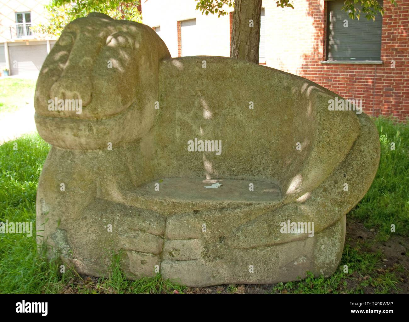 Sculpture in Bromley-by-Bow Centre Gardens, Bow, East London, Londres, Royaume-Uni. Sculpture ; Bromlwy-by-Bow Centre ; Bromley-by-Bow; Banque D'Images