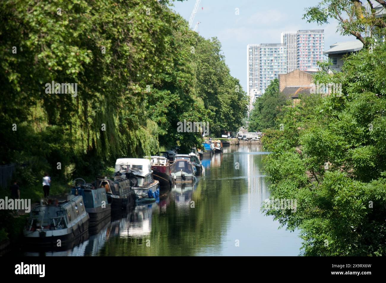 Péniches sur le Regents canal à Victoria Park, Bow, East London, Tower Hamlets, Londres, ROYAUME-UNI Banque D'Images