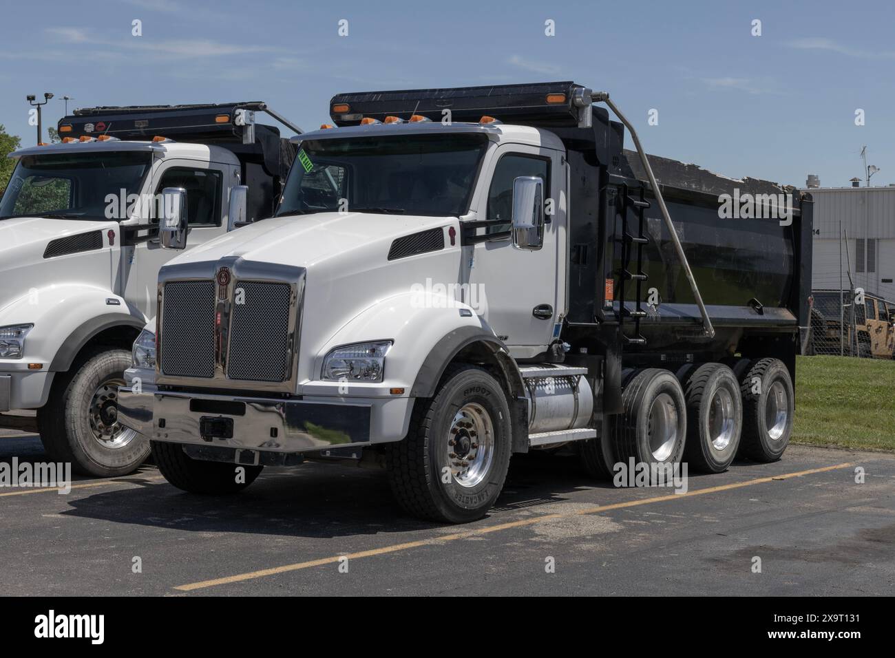 Huber Heights - 31 mai 2024 : Kenworth Dump Big Rig Truck expose chez un concessionnaire. Kenworth appartient à PACCAR. Banque D'Images
