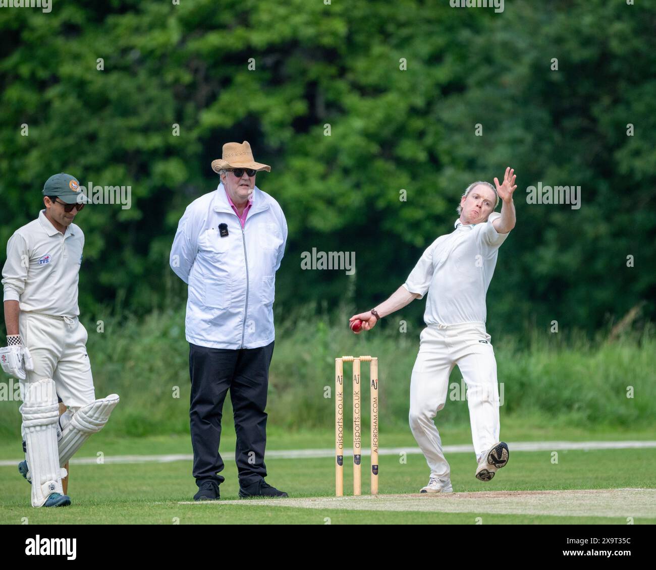 Londres, Royaume-Uni 2 juin 2024. Freddie Fox et Stephen Fry. Streatham et le Marlborough Cricket Club organisent un match de cricket de célébrités All-Star pour aider à recueillir des fonds pour leur projet de Pavillon sur leur terrain à Dulwich Common. Stephen Fry et Jim carter ont été les arbitres du match et parmi les joueurs célèbres se trouvaient Peter Frankopan, Freddie Fox, Sadiq Khan, Andy Zaltzman Wayne Gordon, Kate Mason, Adam Rutherford et Jenny Pacey. Crédit : MartinJPalmer/Alamy Live News Banque D'Images