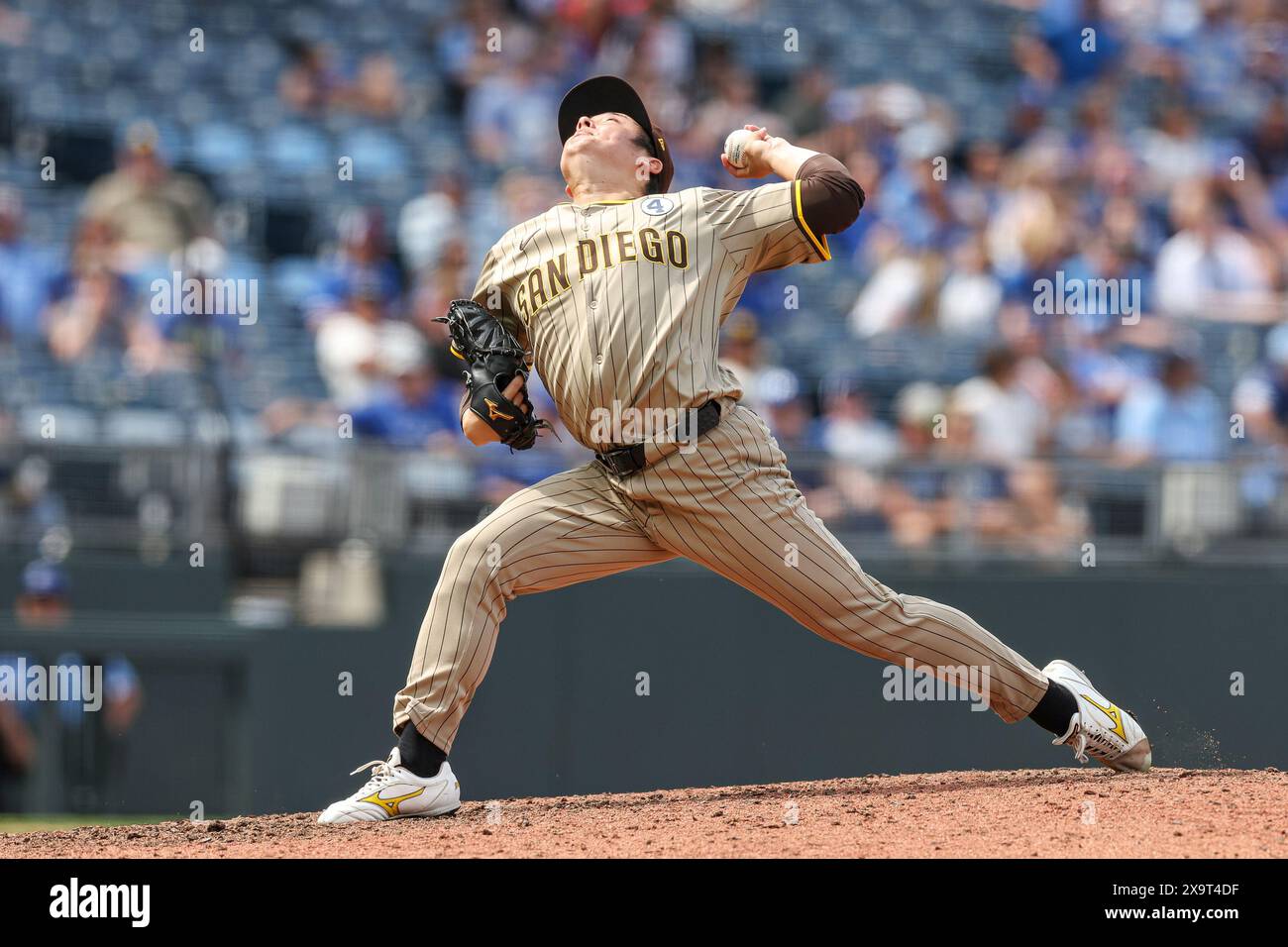 Kansas City, Missouri, États-Unis. 2 juin 2024. Le lanceur des Padres de San Diego Yuki Matsui (1) se lance contre les Royals de Kansas City au stade Kauffman de Kansas City, Missouri. David Smith/CSM/Alamy Live News Banque D'Images