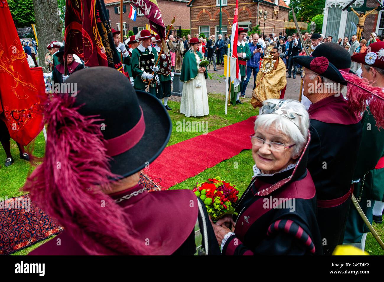 Les gens regardent l'arrivée de la relique religieuse lors de la 'Boxmeerse Vaart', ancienne procession de Saint-sang. Le 'Boxmeerse Vaart' est une ancienne procession du Saint sang. La tradition dit qu'un prêtre doutait de la conversion du pain et du vin en corps et en sang du Christ. Des milliers de personnes ont assisté à la procession, une tradition depuis près de 625 ans. Le sang a pétillé sur le calice et une goutte est restée sur le caporal (tissu blanc) après que le prêtre a reconnu son erreur. Ce tissu a été conservé et stocké dans le reliquaire en argent et est emporté dans le Boxmeerse Vaart. Banque D'Images