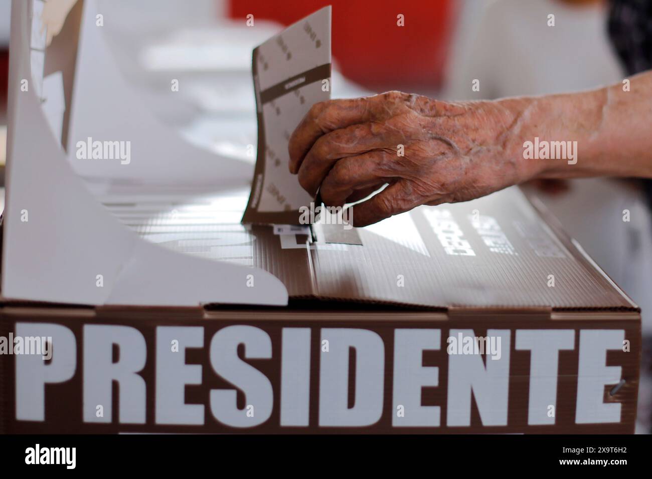 Queretaro, Mexique. 02 juin 2024. Détail du vote pour élire le prochain président du Mexique. Pour la première fois, le Mexique aura une femme présidente, ce qui a provoqué un afflux important d'électeurs dans plus de 139 000 bureaux de vote installés dans tout le pays. (Photo de Cesar Gomez/SOPA images/Sipa USA) crédit : Sipa USA/Alamy Live News Banque D'Images