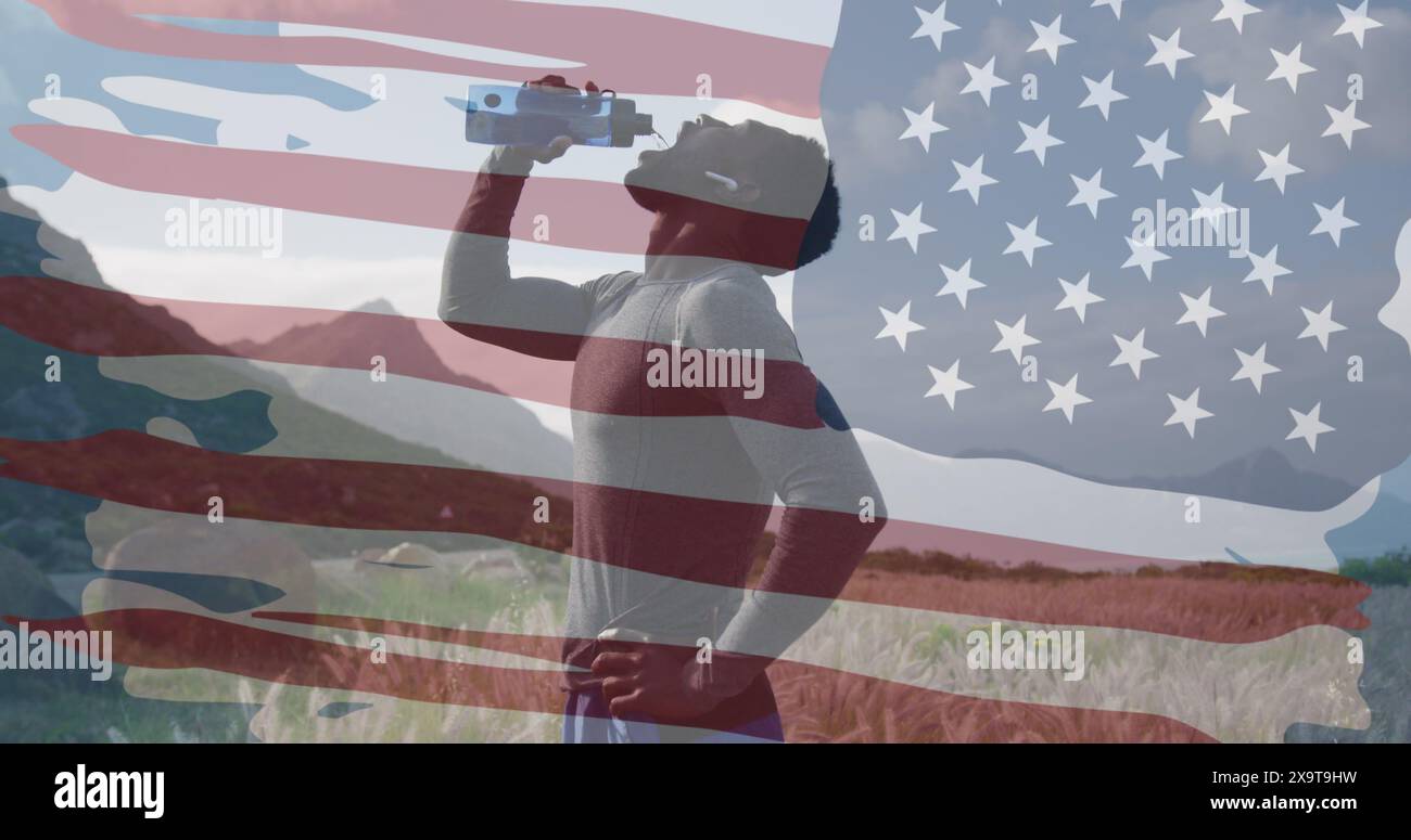 Image du drapeau américain sur l'homme afro-américain buvant de l'eau dans les montagnes Banque D'Images