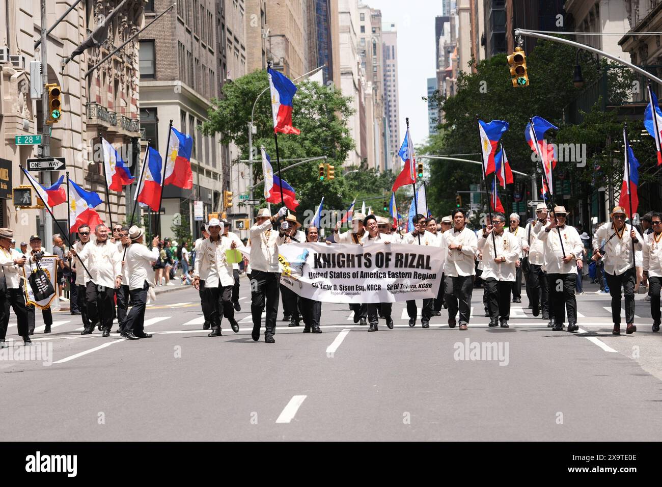 2 juin 2024, New York, New York, États-Unis : (NOUVEAU) la 34e célébration annuelle de la 126e parade du jour de l'indépendance des Philippines à New York. 02 juin 2024, New York, États-Unis : la 34e célébration annuelle du 126e anniversaire de l'indépendance des Philippines, avec un défilé dynamique le long de Madison Avenue, de la 38e rue à la 27e rue. L'événement a réuni une multitude de participants de diverses associations et groupes, mettant en vedette des chars colorés, des danses animées et une abondance de nourriture. Crédit : ZUMA Press, Inc/Alamy Live News Banque D'Images