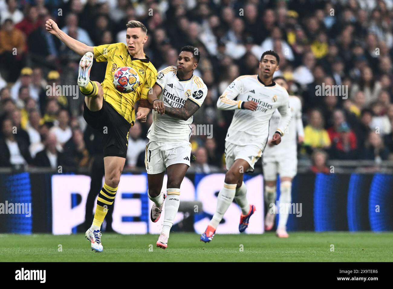 LONDRES, ANGLETERRE - 1er JUIN : Nico Schlotterbeck du Borussia Dortmund et Rodrygo du Real Madrid s'affrontent pour un ballon lors de l'UEFA Champions League 2023/ Banque D'Images