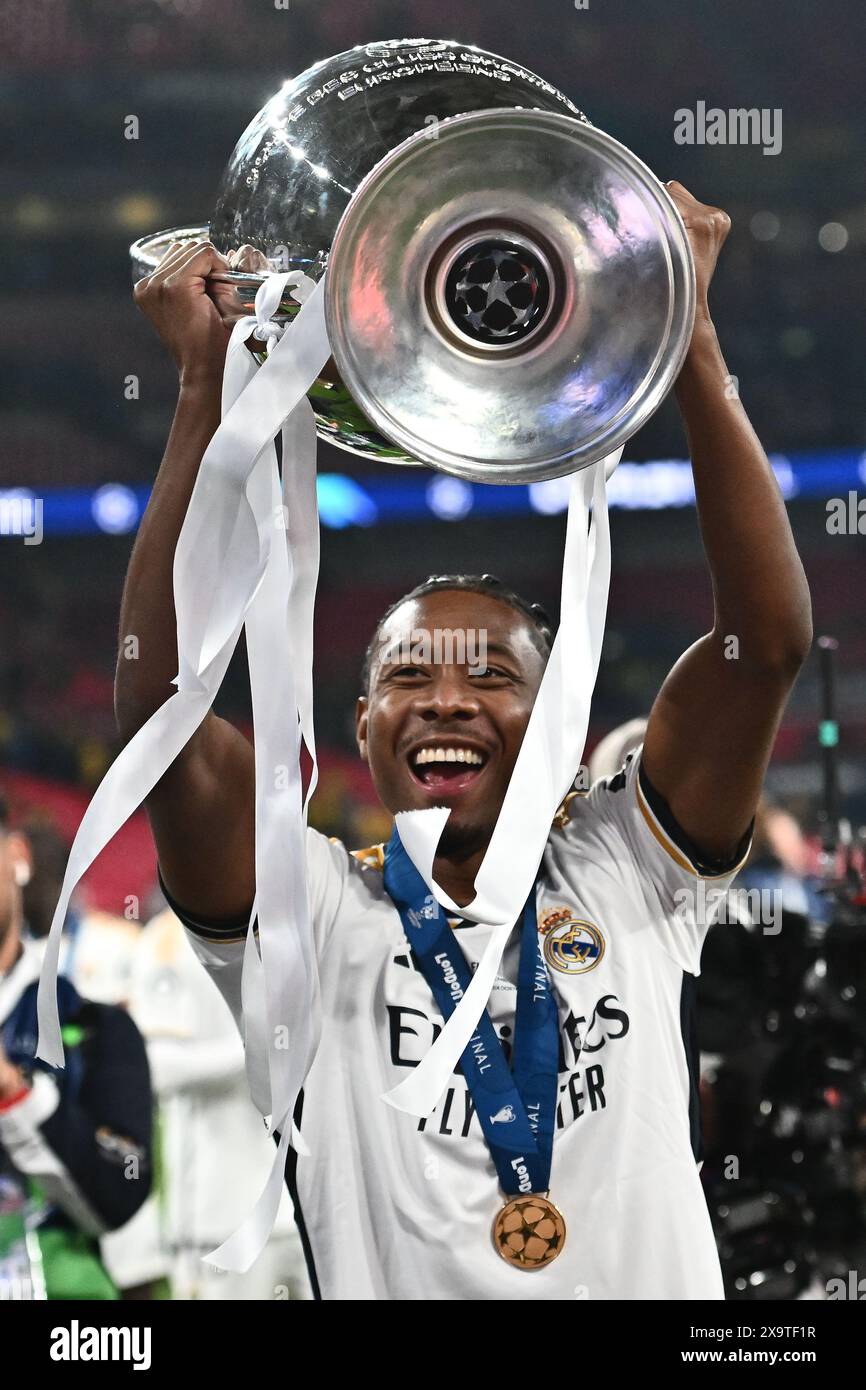 LONDRES, ANGLETERRE - 1er JUIN : David Alaba du Real Madrid célèbre avec le trophée après avoir remporté le match final de l'UEFA Champions League 2023/24 entre Bo Banque D'Images