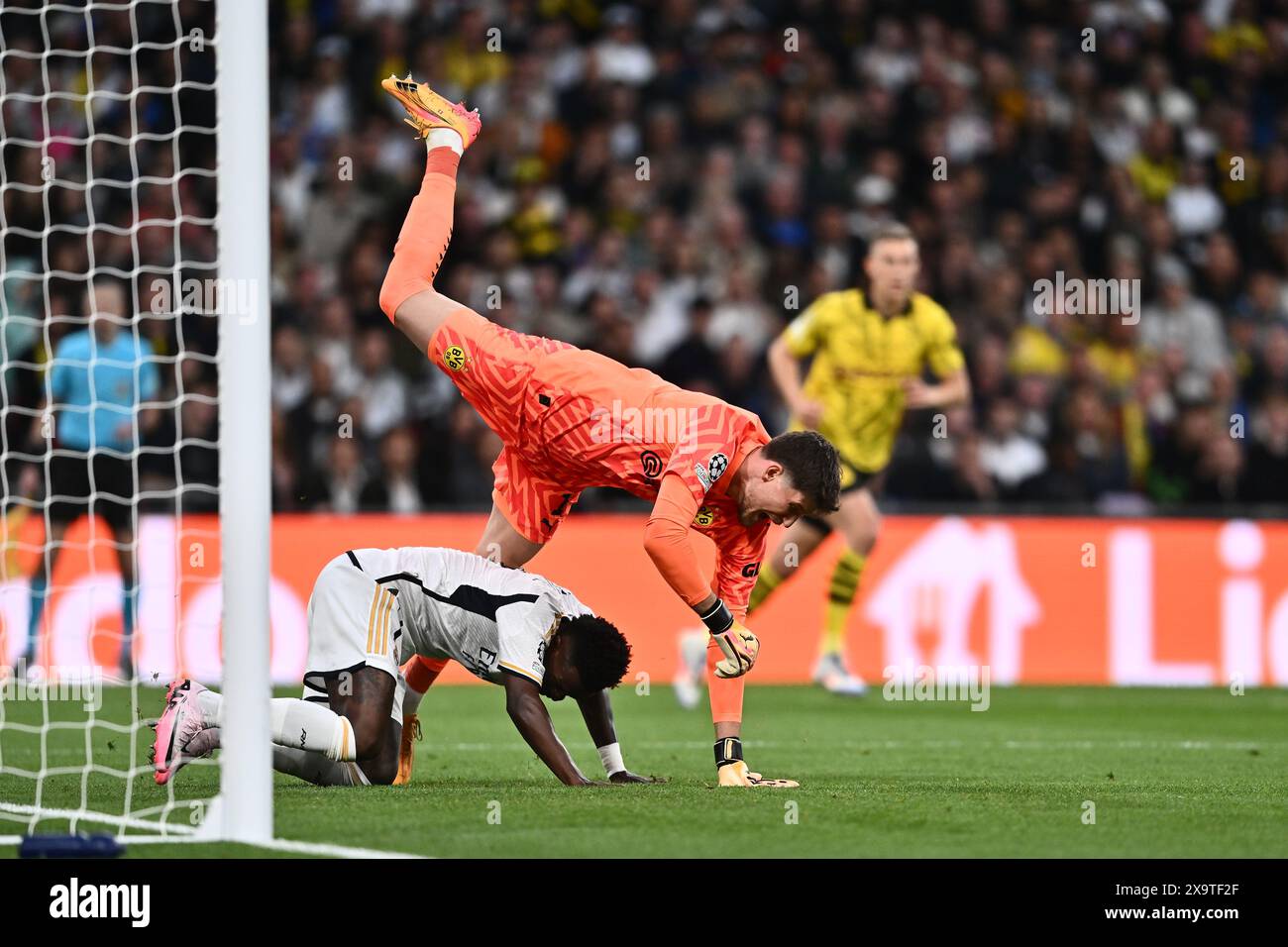 LONDRES, ANGLETERRE - 1er JUIN : Vinicius Junior du Real Madrid fauche le gardien de but du Borussia Dortmund, Gregor Kobel lors de l'UEFA Champions League 2023 Banque D'Images