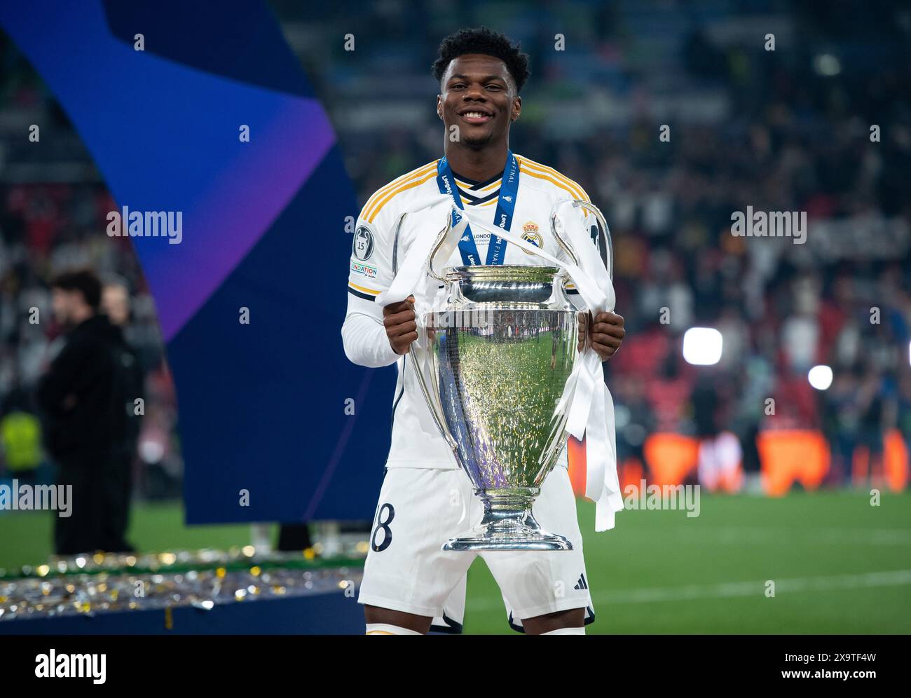 LONDRES, ANGLETERRE - 1er JUIN : Aurelien Tchouameni du Real Madrid célèbre avec le trophée de l'UEFA Champions League après avoir remporté l'UEFA Champions League 2023 Banque D'Images