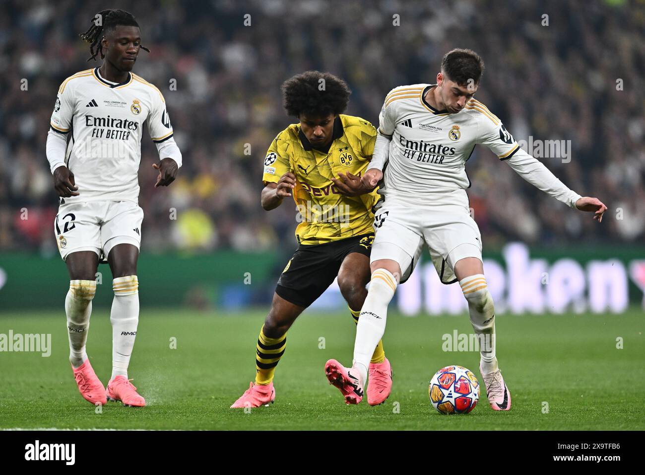 LONDRES, ANGLETERRE - 1er JUIN : Eduardo Camavinga avec Federico Valverde du Real Madrid et Karim Adeyemi du Borussia Dortmund en action lors de l'UEFA Cha Banque D'Images