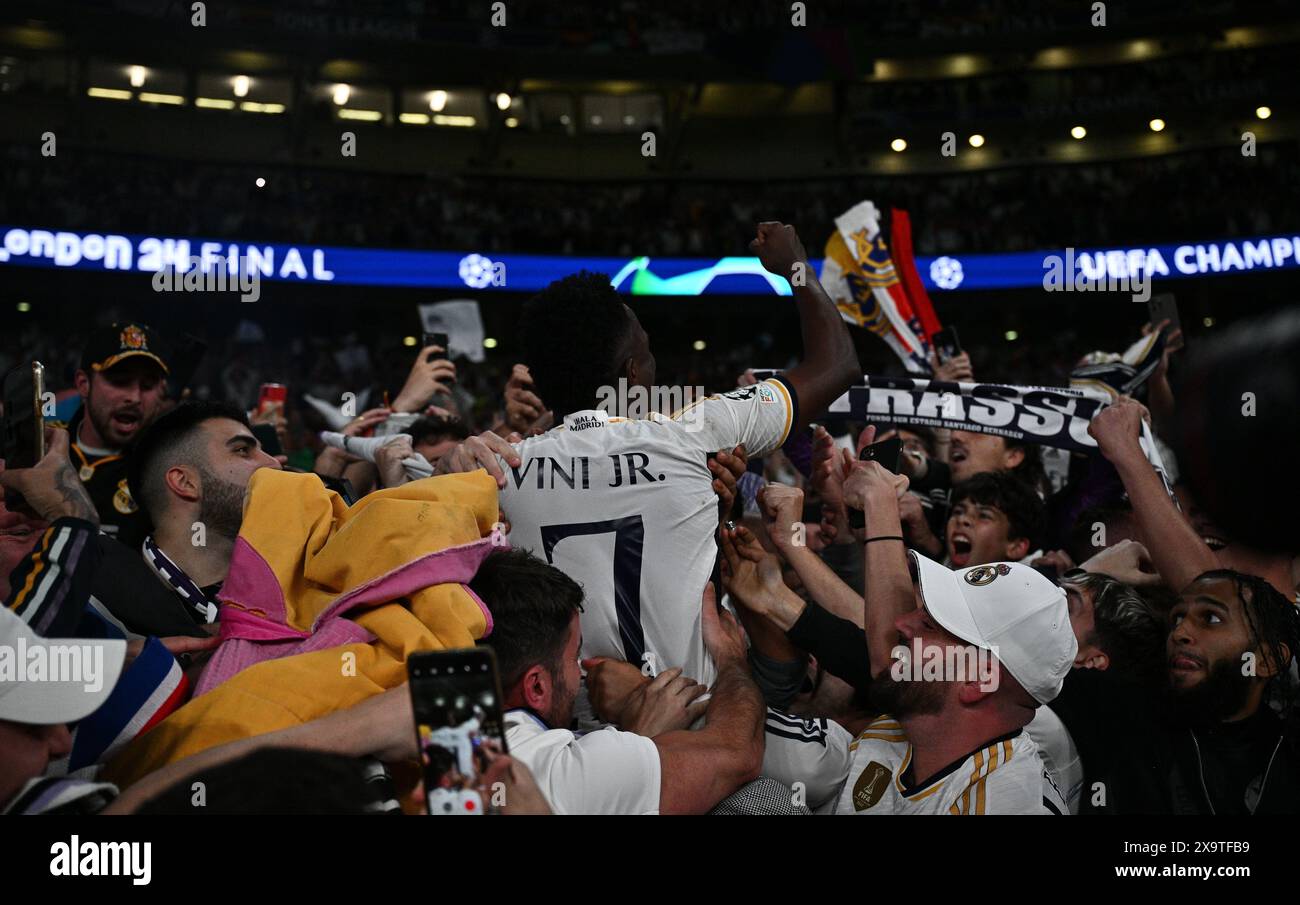 LONDRES, ANGLETERRE - 1er JUIN : Vinicius Junior du Real Madrid fête avec ses fans après avoir remporté la finale de l'UEFA Champions League 2023/24 entre Borus Banque D'Images