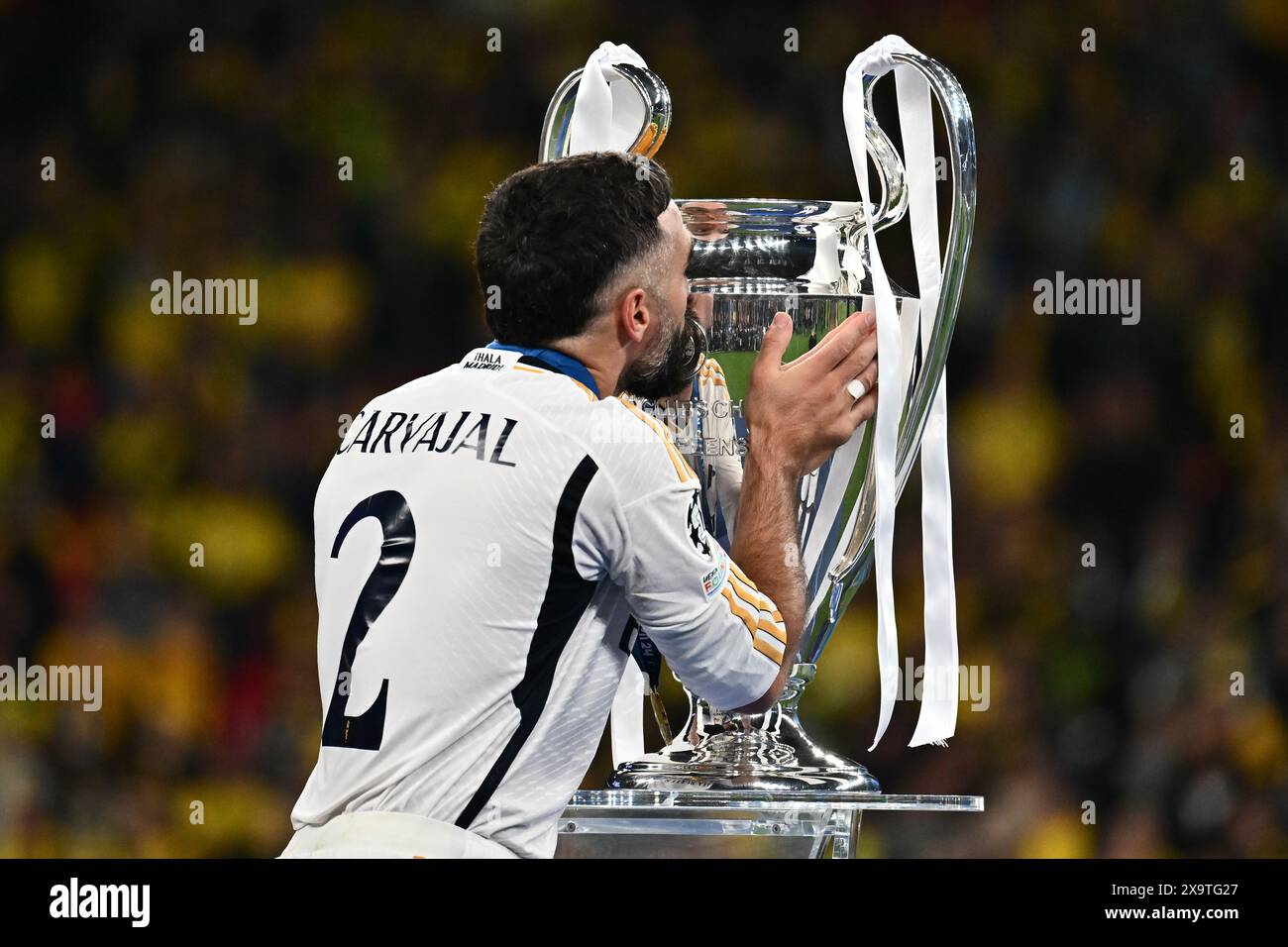 LONDRES, ANGLETERRE - 1er JUIN : Dani Carvajal du Real Madrid avec le trophée de l'UEFA Champions League après avoir remporté le match final de l'UEFA Champions League 2023/24 b Banque D'Images