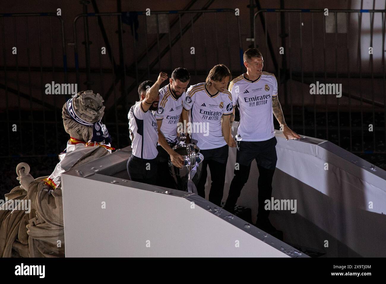 Madrid, Espagne. 02 juin 2024. De gauche à droite, les footballeurs Carvajal, Modric, Nacho et Toni Kroos du Real Madrid posent pour une photo lors de la célébration de leur 15e Coupe d'Europe. Sur la Plaza de Cibeles à Madrid. La première équipe du Real Madrid a célébré avec ses fans à la Déesse Cybèle, comme c’est la tradition, la réalisation de sa 15ème Coupe d’Europe. Crédit : SOPA images Limited/Alamy Live News Banque D'Images