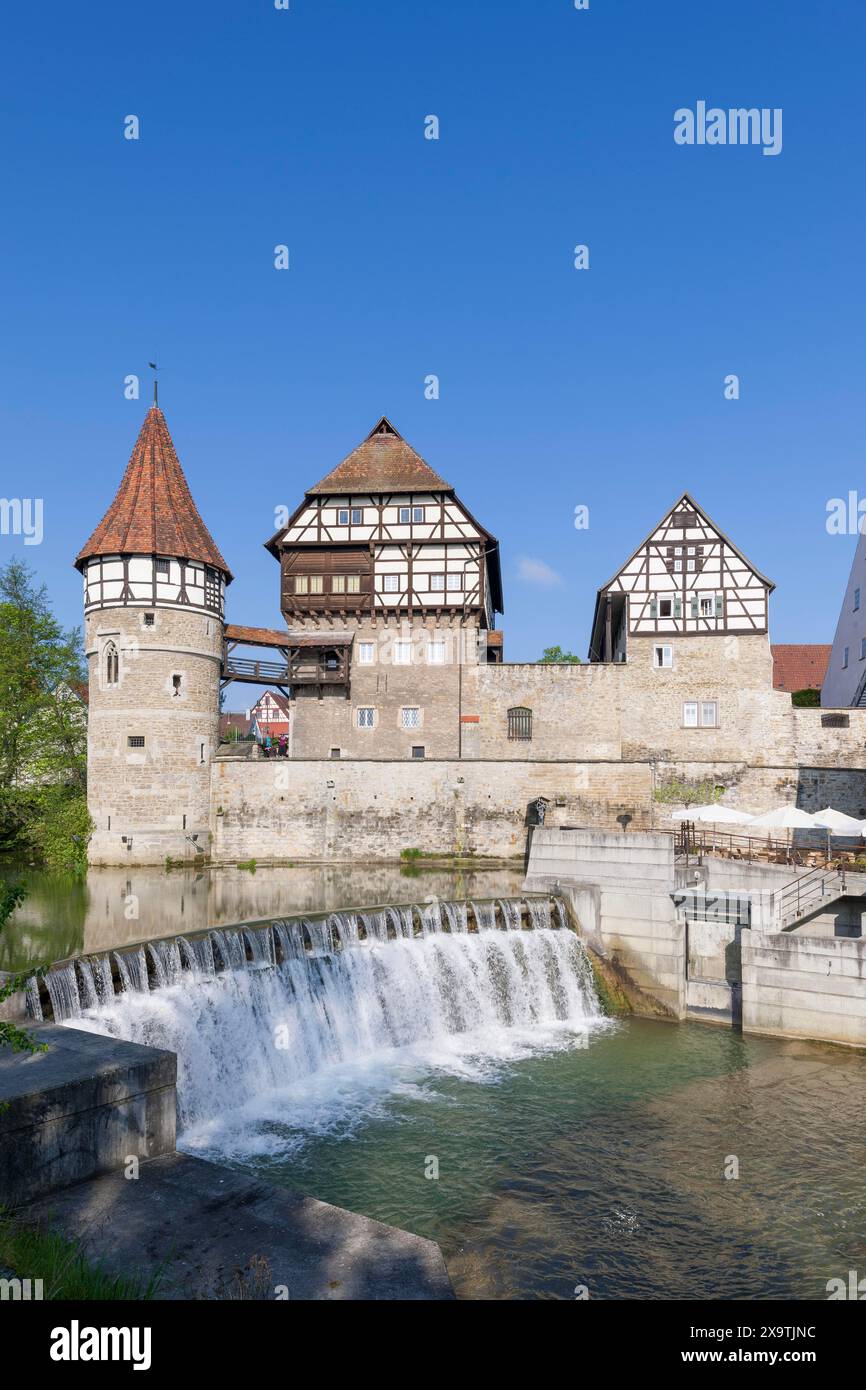 Zollernschloss Balingen sur l'Eyach, déversoir, barrage de barrage, Balingen, Bade-Wuertemberg, Allemagne Banque D'Images