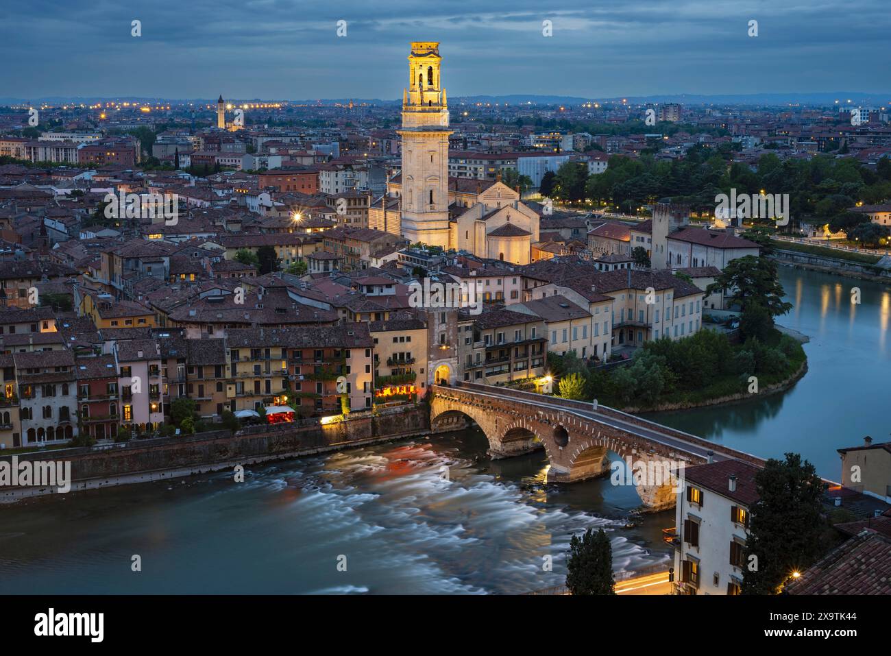 Vieille ville avec l'Adige, Ponte Pietra, Vérone, Vallée de l'Adige, Vénétie, Italie Banque D'Images