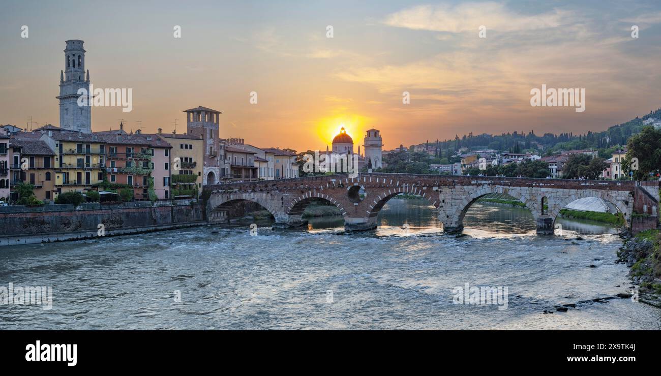 Vieille ville avec l'Adige, Ponte Pietra, Vérone, Vallée de l'Adige, Vénétie, Italie Banque D'Images