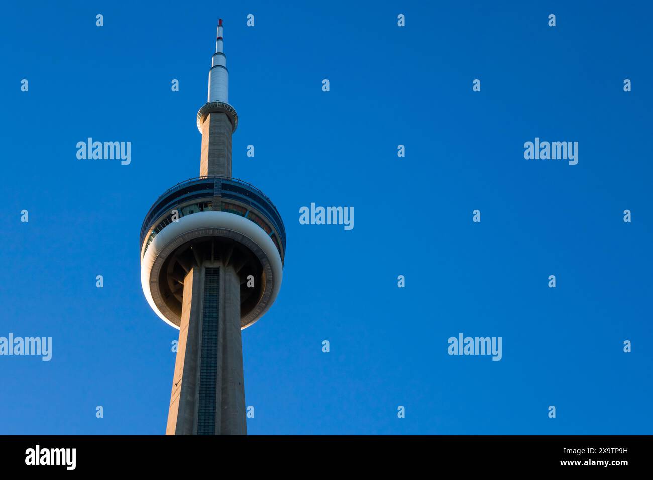 Tour CN de Toronto au coucher du soleil. Bâtiment moderne Banque D'Images