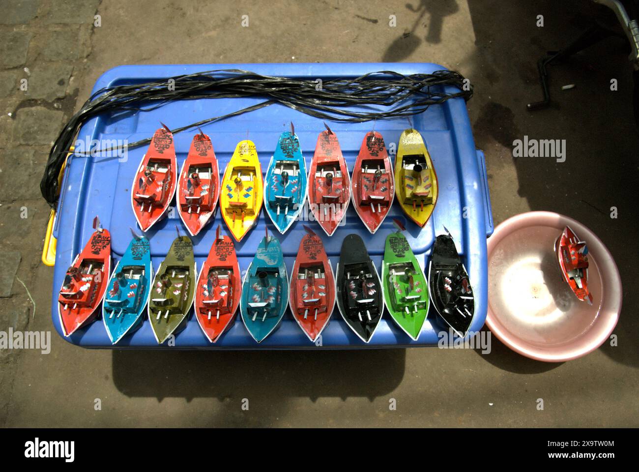 Des jouets métalliques pour bateaux pour enfants sont vendus sur un marché en bord de route à Jatinegara, dans l'est de Jakarta, à Jakarta, en Indonésie. Banque D'Images