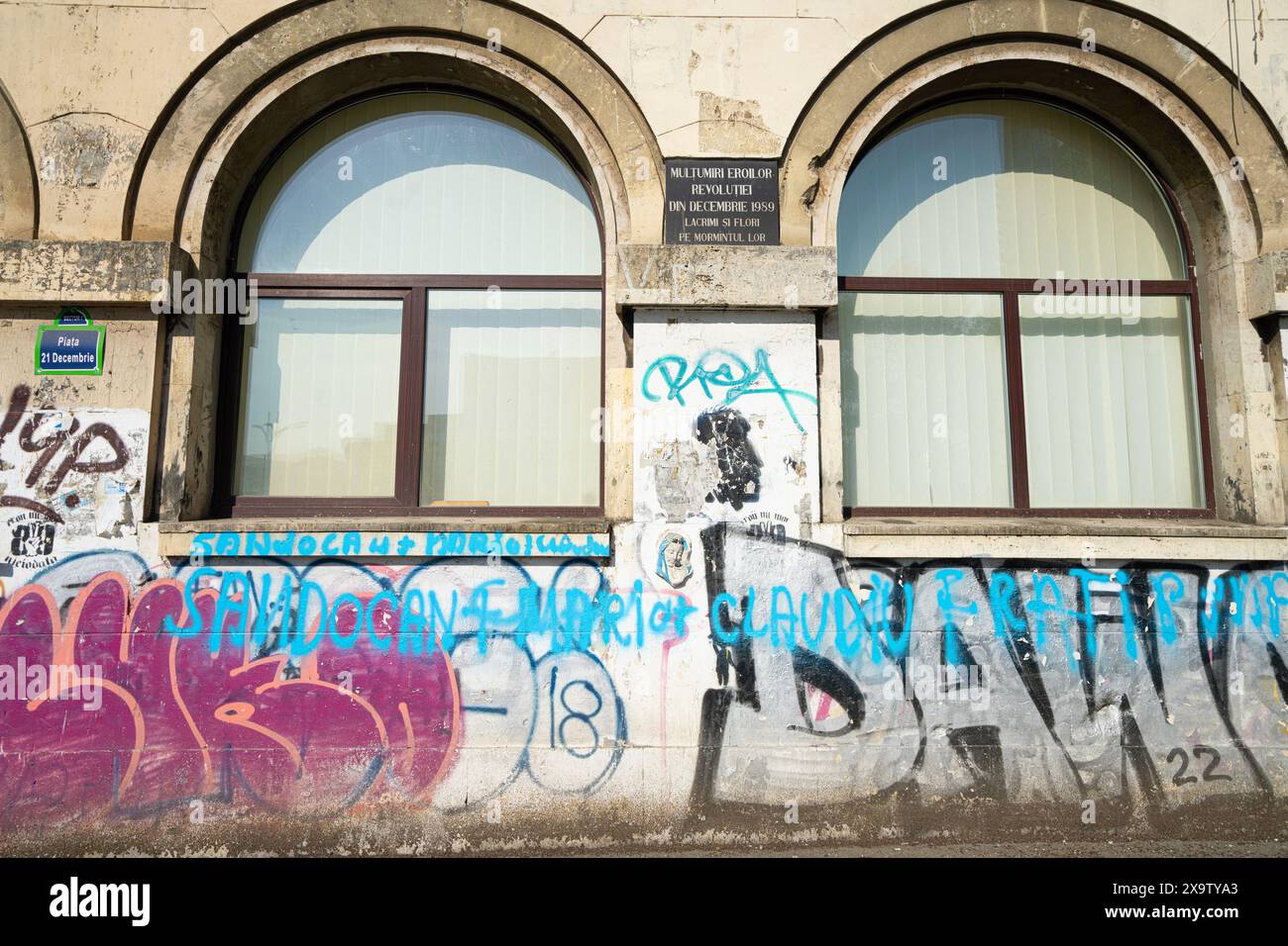 Bucarest, Roumanie. 25 mai 2024. Une plaque commémorant la révolution sur la Piazza 21 décembre 1989 dans le centre-ville Banque D'Images