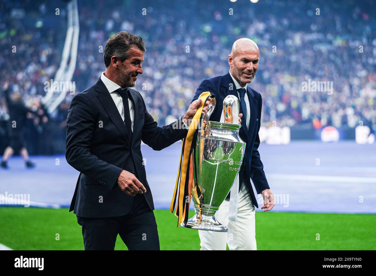 Karl-Heinz Riedle und Zinedine Zidane mit Champions League Pokal ENG, Borussia Dortmund v. Real Madrid, Fussball, Champions League, finale, saison 2023/2024, 01.06.2024 Foto : Eibner-Pressefoto/Marcel von Fehrn Banque D'Images