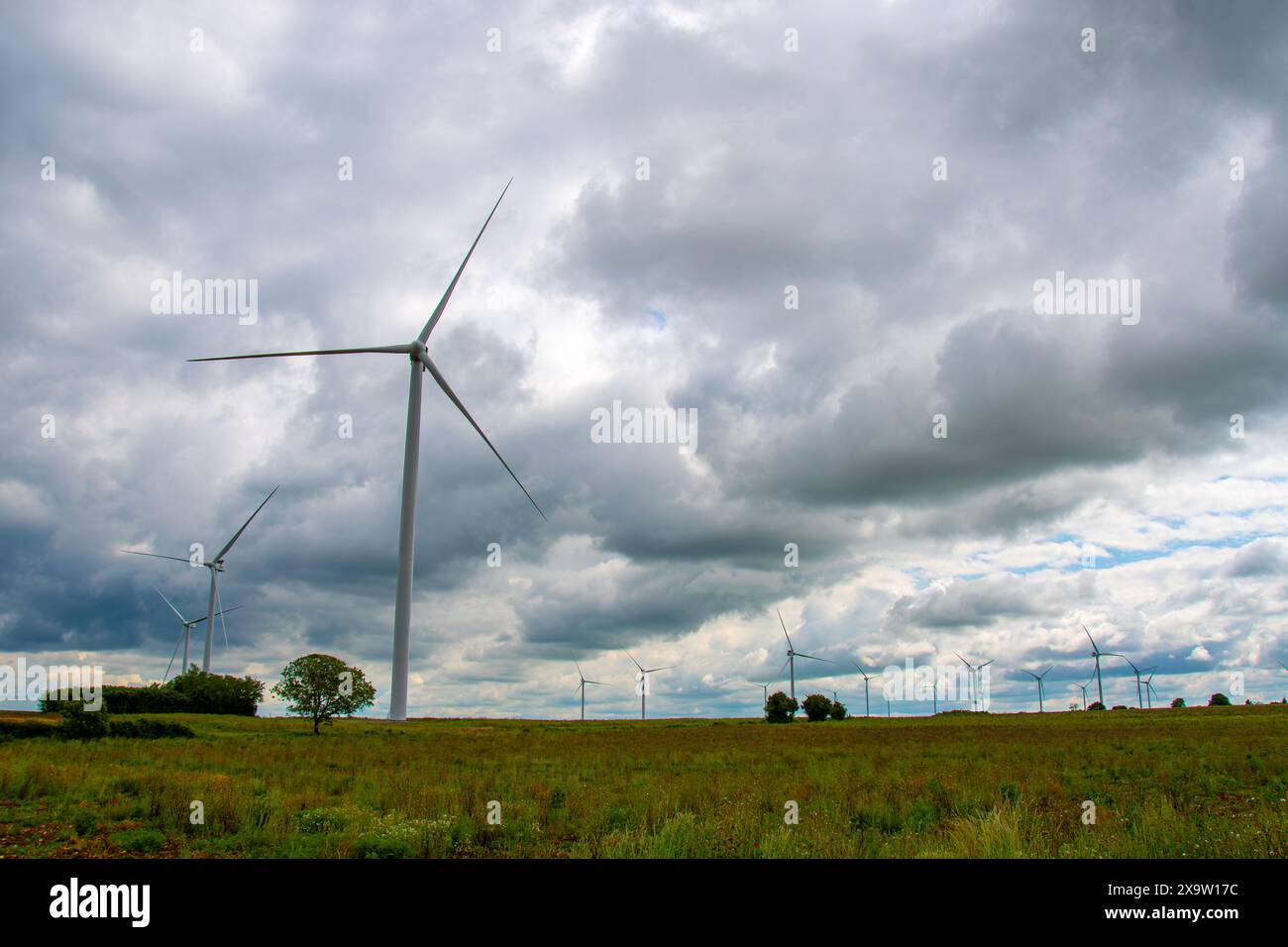 Éoliennes par mauvais temps. Concepts de production durable d'électricité, de transition énergétique, problèmes et nuisances liés à la politique environnementale Banque D'Images