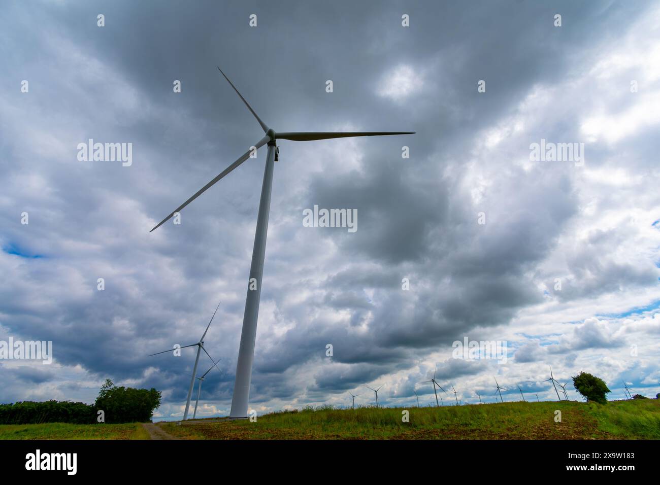 Éoliennes par mauvais temps. Concepts de production durable d'électricité, de transition énergétique, problèmes et nuisances liés à la politique environnementale Banque D'Images