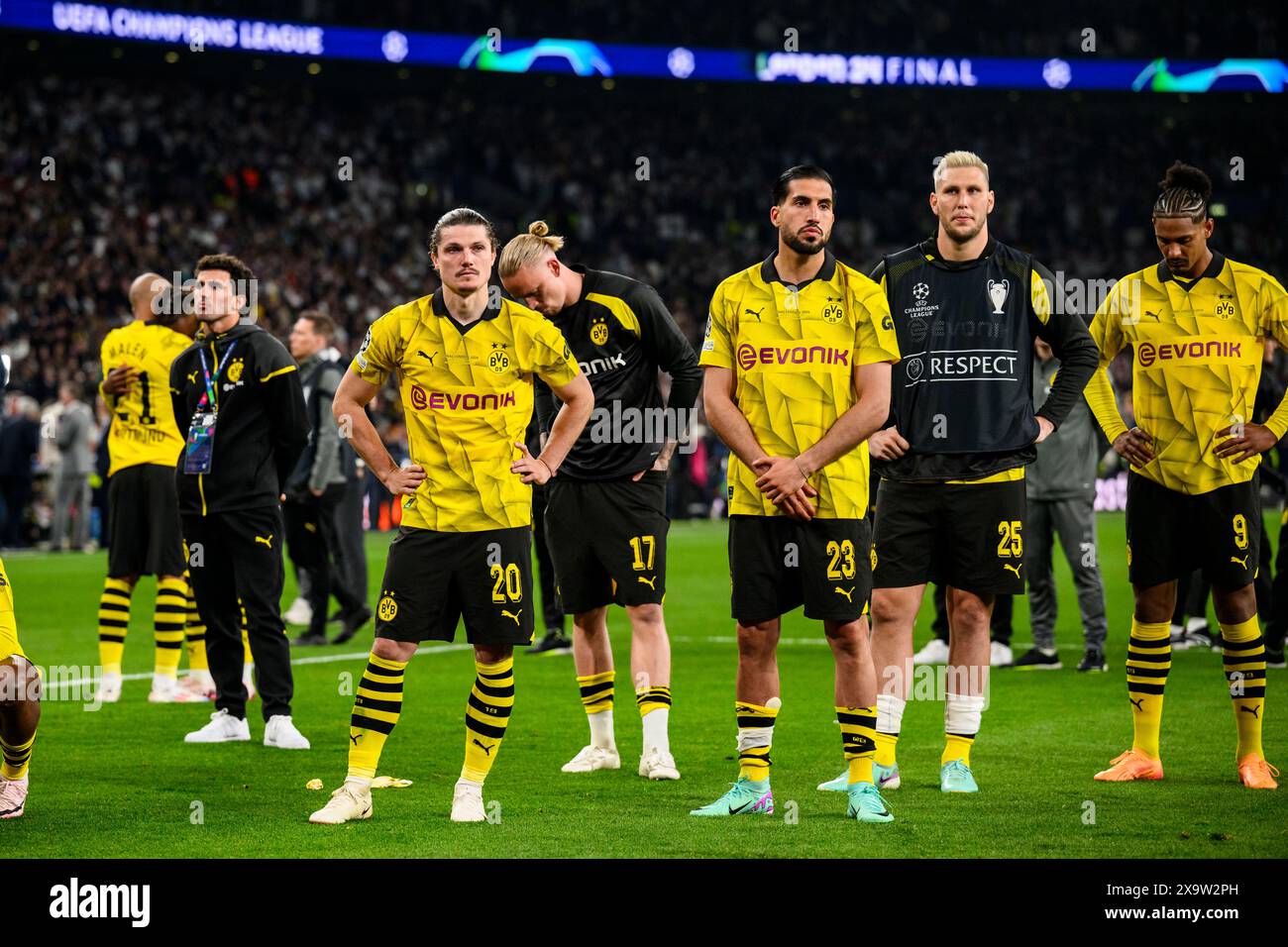 Londres, Royaume-Uni. 01 juin 2024. Football : Ligue des Champions, Borussia Dortmund - Real Madrid, éliminatoires, finale, stade de Wembley. Marcel Sabitzer de Dortmund (G-d), Marius Wolf de Dortmund, Emre Can de Dortmund, Niklas Süle de Dortmund et Sebastien Haller Stand de Dortmund déçus par les fans après le match. Crédit : Tom Weller/dpa/Alamy Live News Banque D'Images