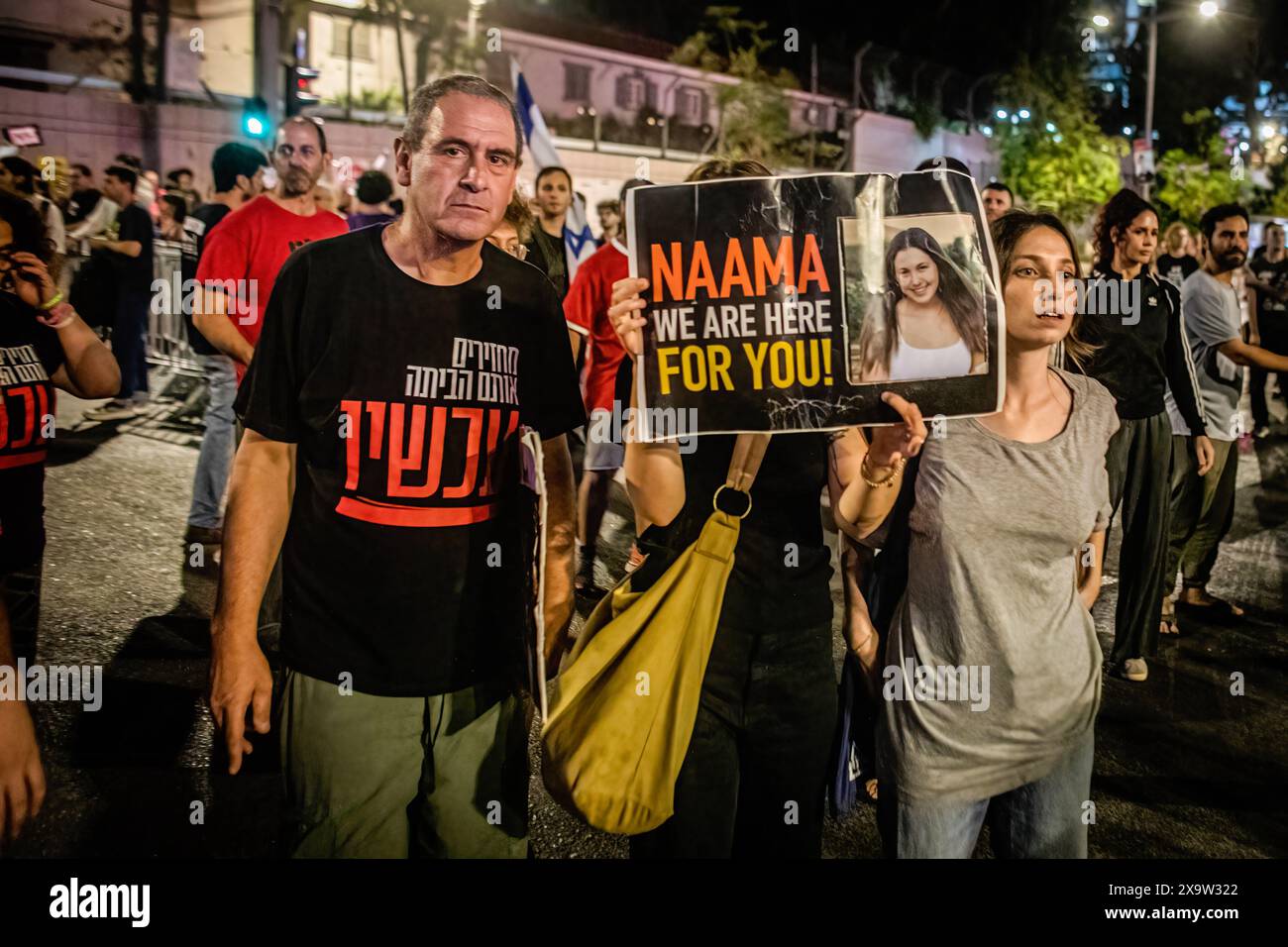 Tel Aviv, Israël. 01 juin 2024. Le manifestant tient une pancarte avec l'image de Naama Levy, qui est prise en otage à Gaza par le Hamas, lors d'une manifestation. Un jour après que le président américain Joe Biden ait appelé Israël et le Hamas à conclure une trêve, déclarant qu'il était temps que cette guerre prenne fin, des dizaines de milliers de manifestants anti-gouvernementaux ont manifesté à tel Aviv, appelant Israël à poursuivre la conclusion d’un accord pour libérer les otages détenus par le Hamas à Gaza, ainsi que pour l’éviction du premier ministre Benjamin Netanyahu et des élections anticipées. Crédit : SOPA images Limited/Alamy Live News Banque D'Images Tel Aviv, Israël. 01 juin 2024. Le manifestant tient une pancarte avec l'image de Naama Levy, qui est prise en otage à Gaza par le Hamas, lors d'une manifestation. Un jour après que le président américain Joe Biden ait appelé Israël et le Hamas à conclure une trêve, déclarant qu'il était temps que cette guerre prenne fin, des dizaines de milliers de manifestants anti-gouvernementaux ont manifesté à tel Aviv, appelant Israël à poursuivre la conclusion d’un accord pour libérer les otages détenus par le Hamas à Gaza, ainsi que pour l’éviction du premier ministre Benjamin Netanyahu et des élections anticipées. Crédit : SOPA images Limited/Alamy Live News Banque D'Images