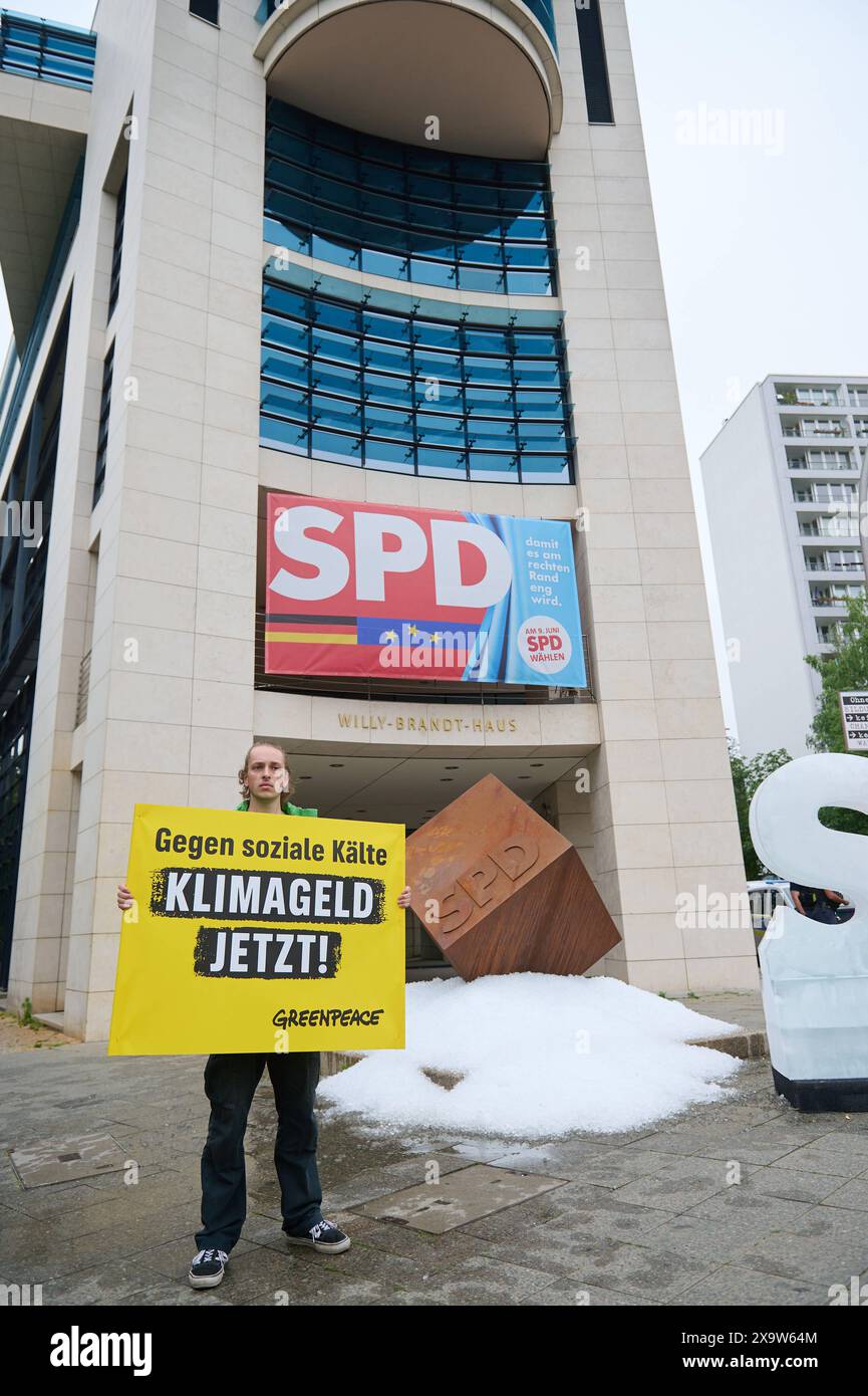 Greenpaece-Aktive protestierten am Montag 03.06.2024 mit einem gefrorenem S und einer 1 tonne Eis vor der SPD-Zentrale in der Wilhelmstrasse in Berlin fuer ein schnelles Klimageld. Ohne die Einfuehrung des Klimageldes drohen vor allem Haushalten mit niedrigem und mittlerem Einkommen hohe Belastungen aufgrund von CO2-Kosten. Laut der Studie Klimageld schafft Ausgleich - Effekte von CO2-Preisen und Entlastungswirkung eines umfassenden Klimagelds , die die Umweltorganisation Greenpeace am Montag veroeffentlichte, entstehen Haushalten mit mittleren Einkommen im kommenden Jahr Mehrbelastungen von d Banque D'Images