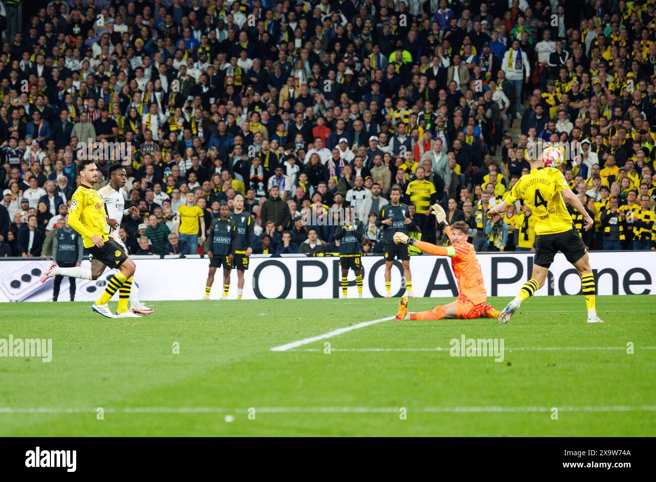 Londres, Angleterre 20240601. Vinicius Junior du Real Madrid marque 0-2 contre le gardien Gregor Kobel lors de la finale de la Ligue des Champions en football entre le Borussia Dortmund et le Real Madrid au stade de Wembley. Photo : Svein Ove Ekornesvåg / NTB Banque D'Images