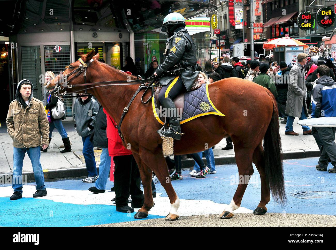 Les piétons regardent pendant que NYPD Horse sent ce qui cuisine à Times Square, NYC, USA, Amérique Banque D'Images