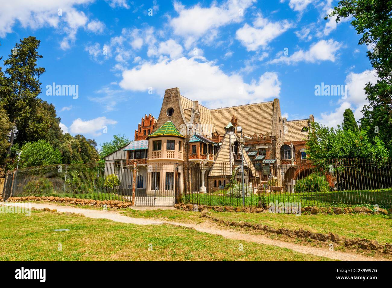 Casina delle civette (maison de chouettes) construit en 1840 par Giuseppe Jappelli à Villa Torlonia, un parc avec un complexe de bâtiments, situé dans le quartier Nomentano de Rome - Rome, Italie Banque D'Images